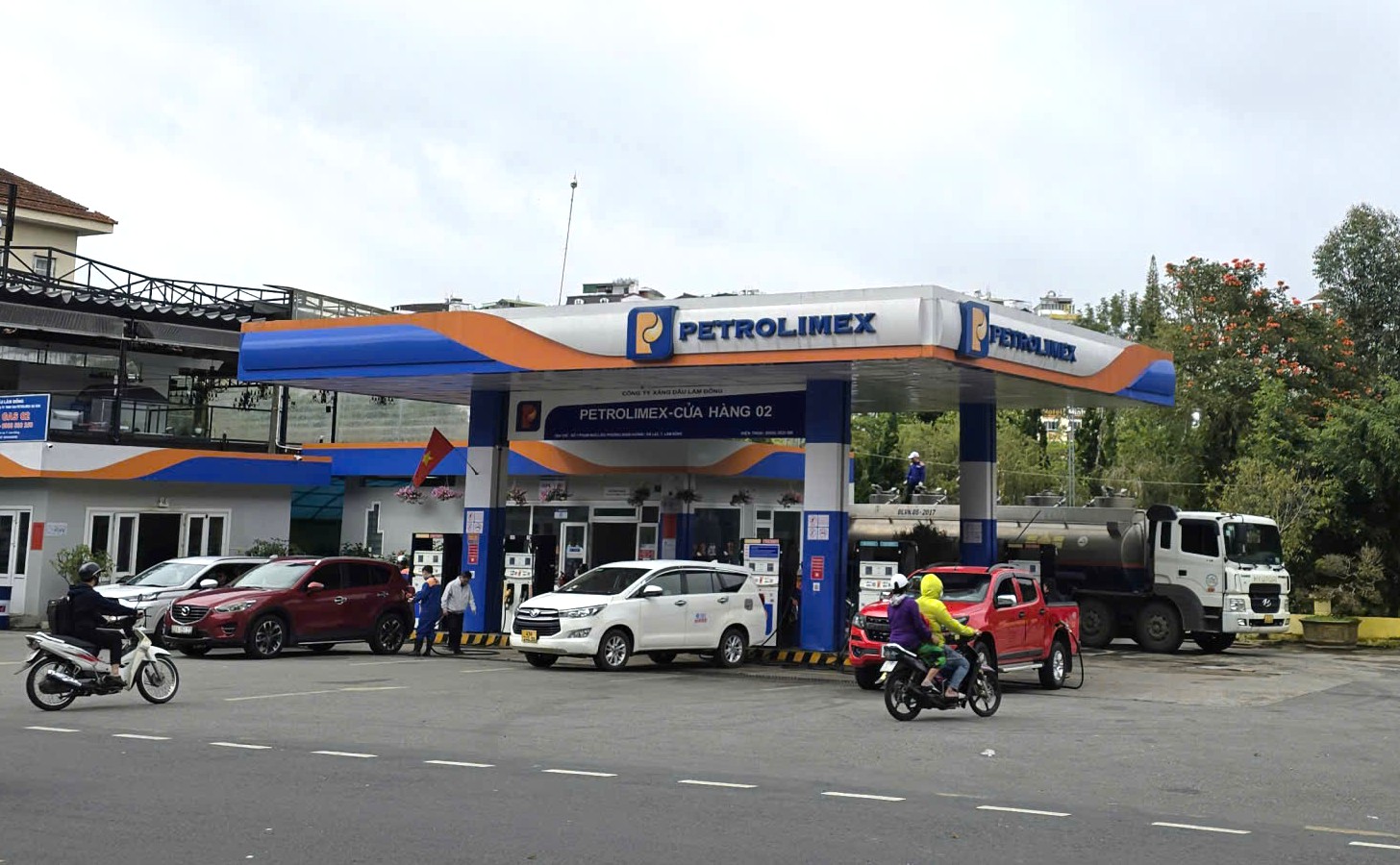 Hết cấm xe trên 3,5 tấn qua đèo Tà Nung, các cây xăng trở lại bình thường - Ảnh 1.