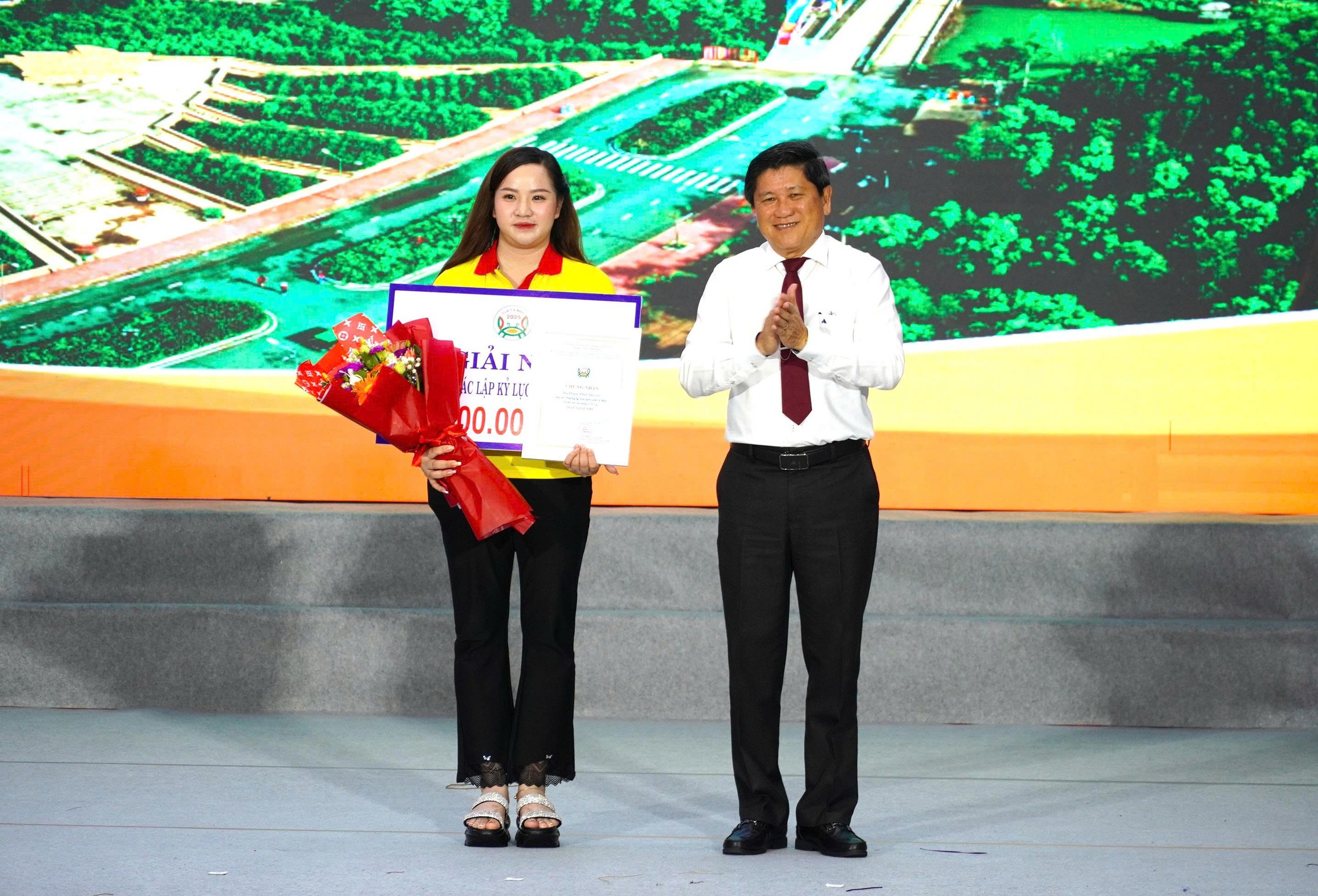 Tìm được 'vua cua' để xác lập kỷ lục cua lớn nhất Việt Nam- Ảnh 3. Tìm được 'vua cua' để xác lập kỷ lục cua lớn nhất Việt Nam- Ảnh 3.