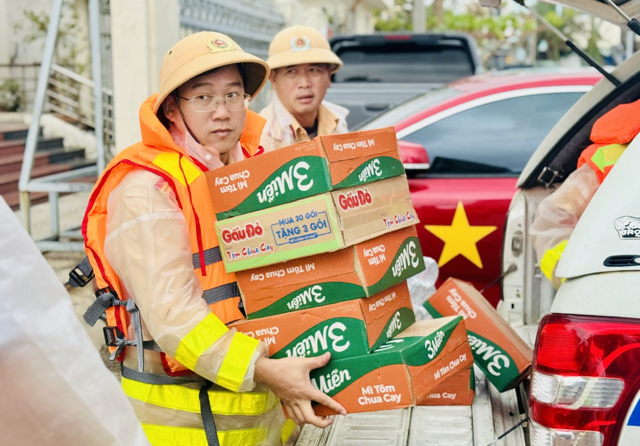 Cảnh sát đường thủy Gia Lai vượt sóng tiếp sức người dân đảo Hải Minh- Ảnh 2.