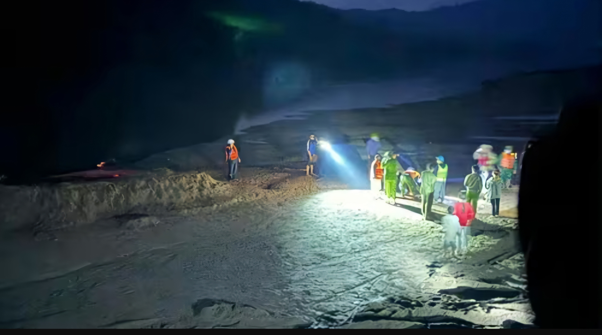 Phát hiện thi thể tài xế xe tài bị nước lũ cuốn trôi ở Quảng Trị- Ảnh 1.