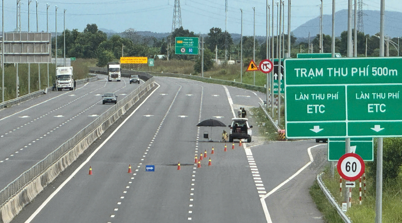 Tạm đóng cao tốc ra Khánh Hòa, dồn xe ra QL1 tránh kẹt xe do ngập lụt - Ảnh 1.