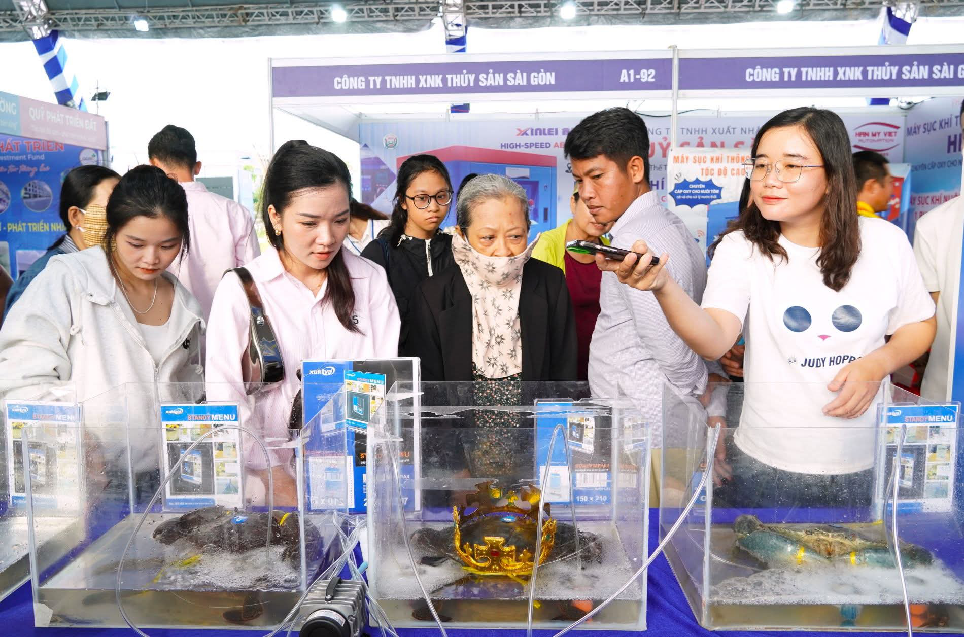 Tìm được 'vua cua' để xác lập kỷ lục cua lớn nhất Việt Nam- Ảnh 5. Tìm được 'vua cua' để xác lập kỷ lục cua lớn nhất Việt Nam- Ảnh 5.