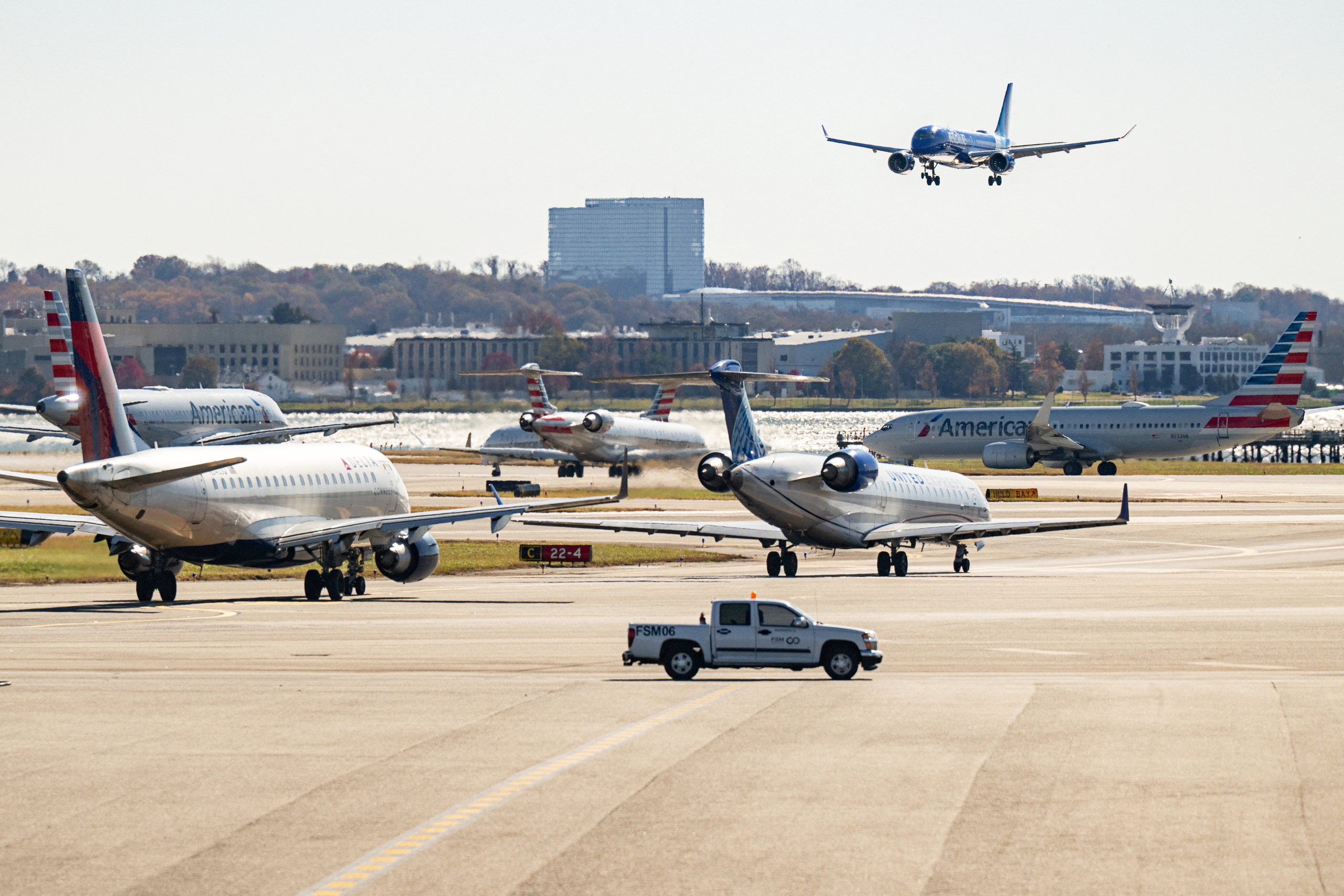 Mỹ cảnh báo hàng không về nguy cơ bay qua Venezuela - Ảnh 1.