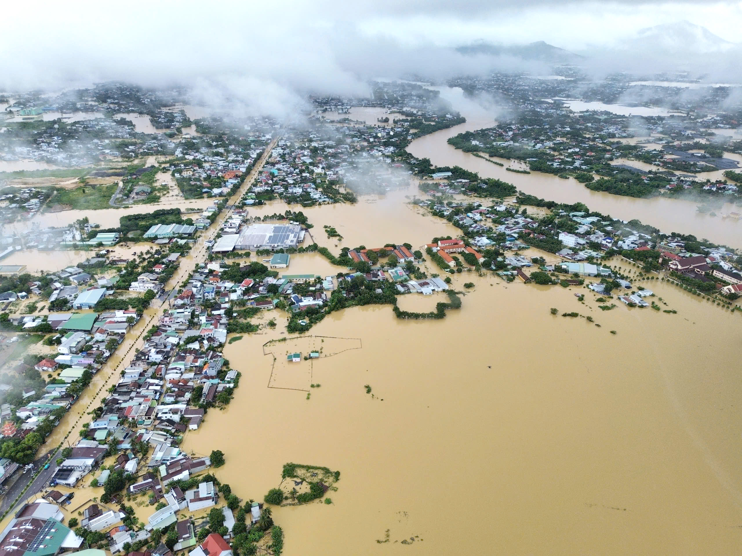 Tập trung cứu trợ mưa lũ khắc phục khó khăn cho người dân các tỉnh miền trung - Ảnh 4.