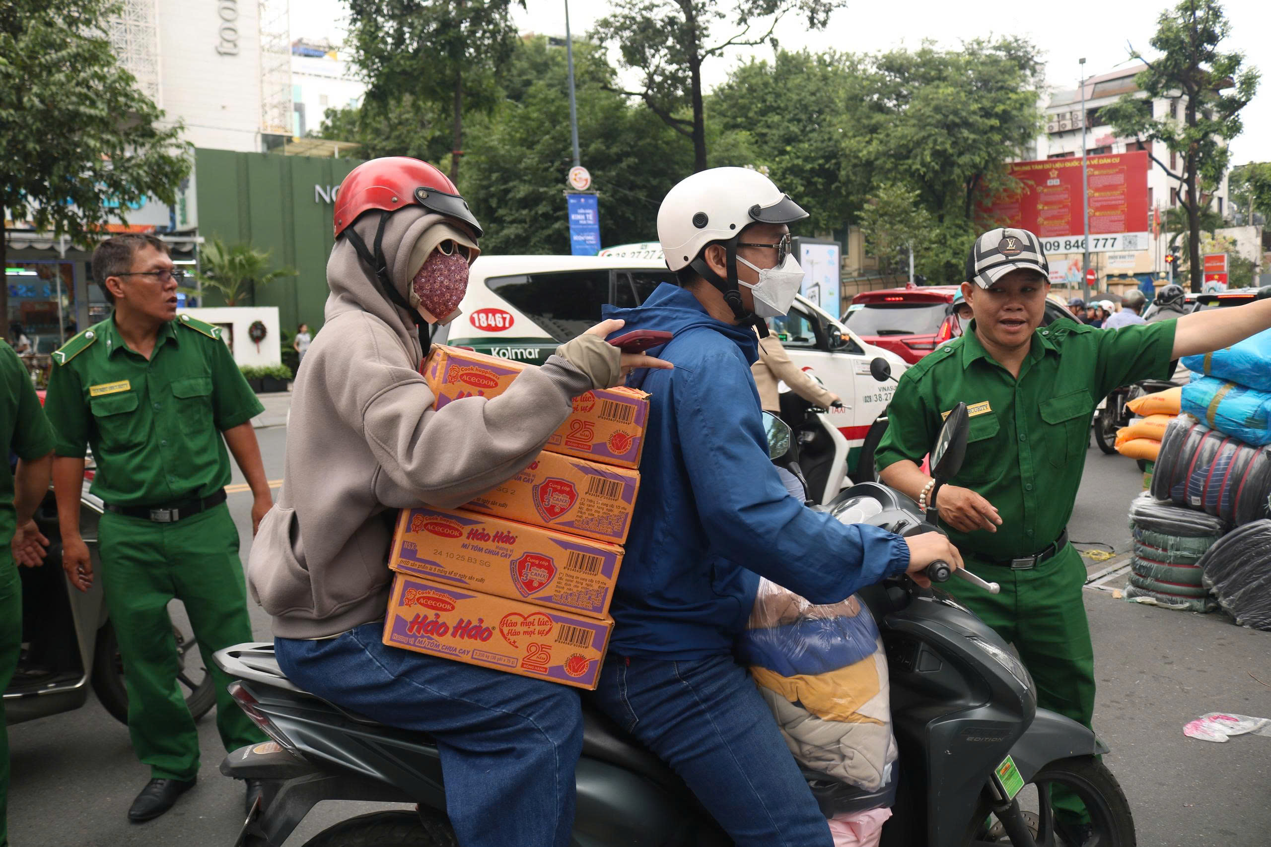 TP.HCM: Hàng cứu trợ dồn dập đổ về ga metro, xuyên đêm chuyển ra miền Trung - Ảnh 10.