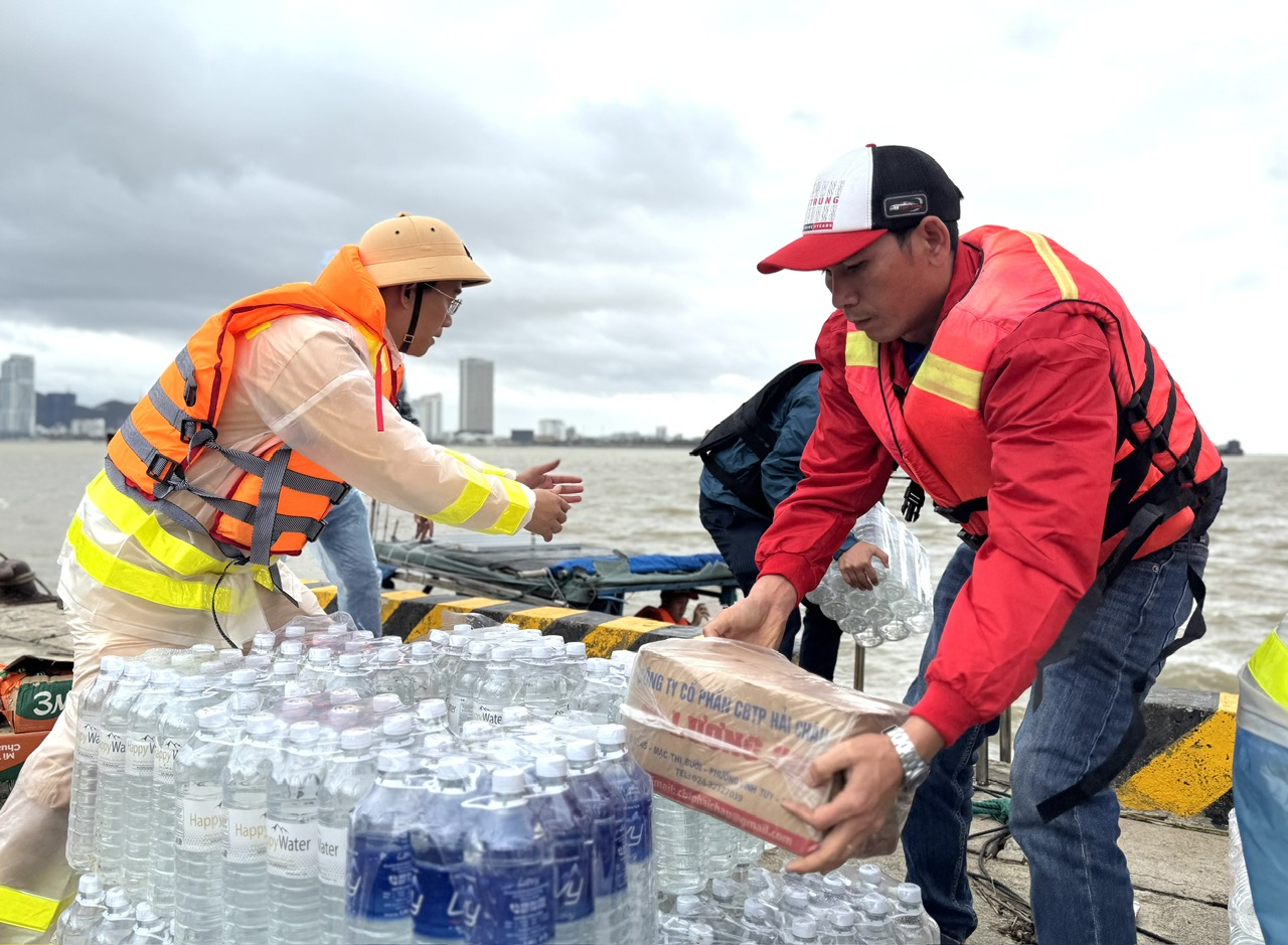 Cảnh sát đường thủy Gia Lai vượt sóng tiếp sức người dân đảo Hải Minh- Ảnh 4.