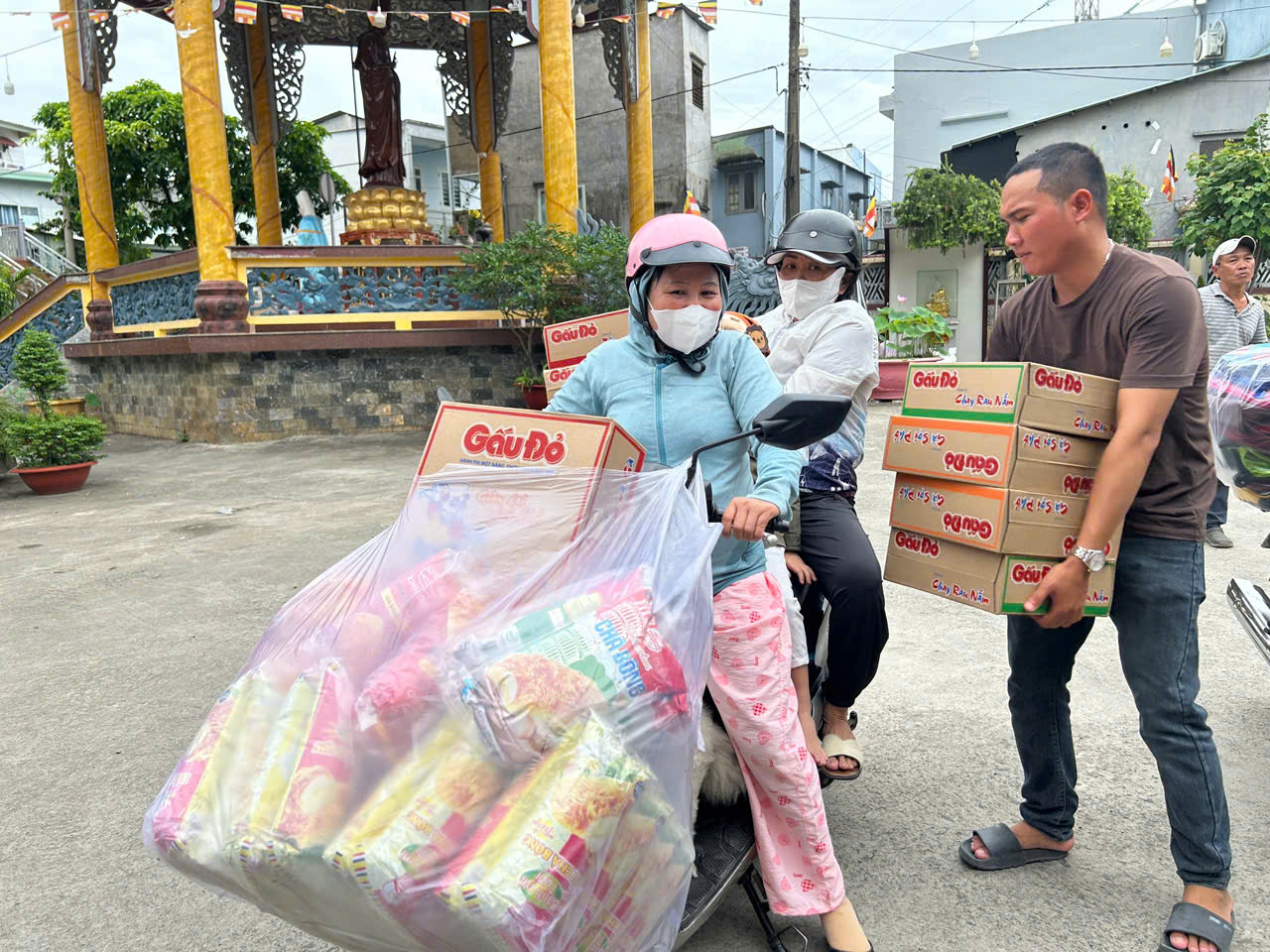 TP.HCM: Hàng cứu trợ dồn dập đổ về ga metro, xuyên đêm chuyển ra miền Trung - Ảnh 15.