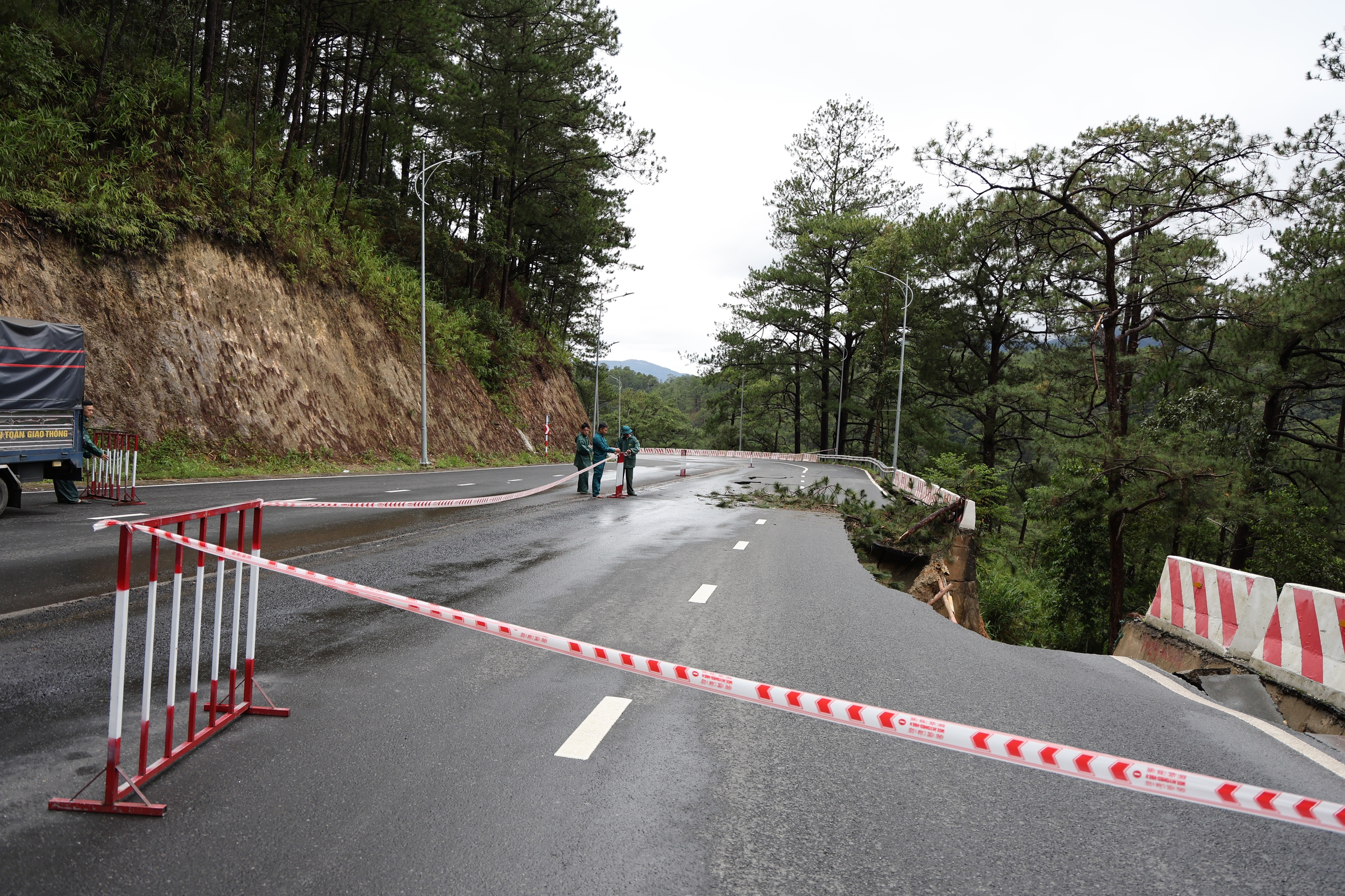 Sạt lở đèo Prenn gây khó khăn cho giao thông nhưng sẽ sớm được khắc phục - Ảnh 3.
