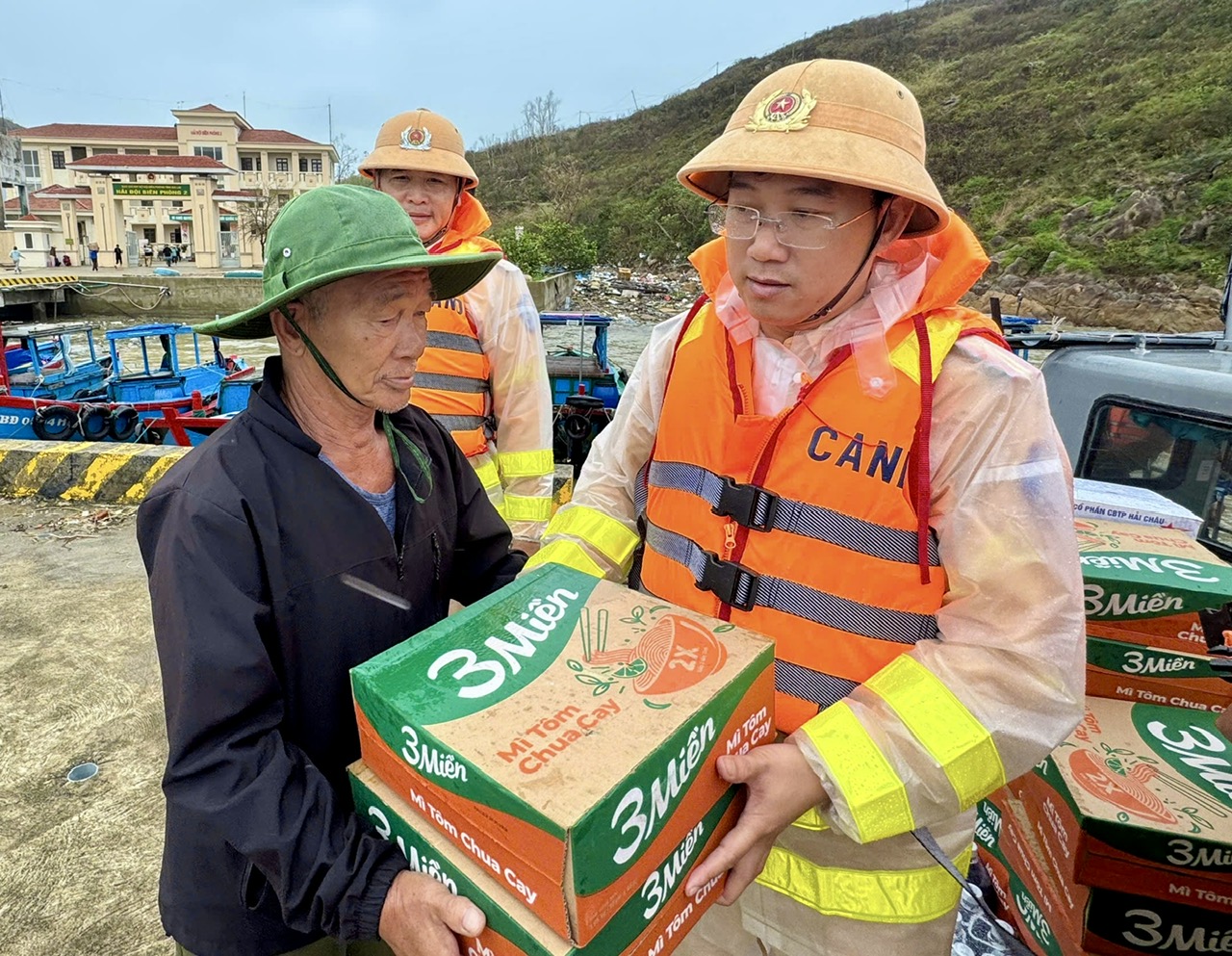 Cảnh sát đường thủy Gia Lai vượt sóng tiếp sức người dân đảo Hải Minh- Ảnh 3.