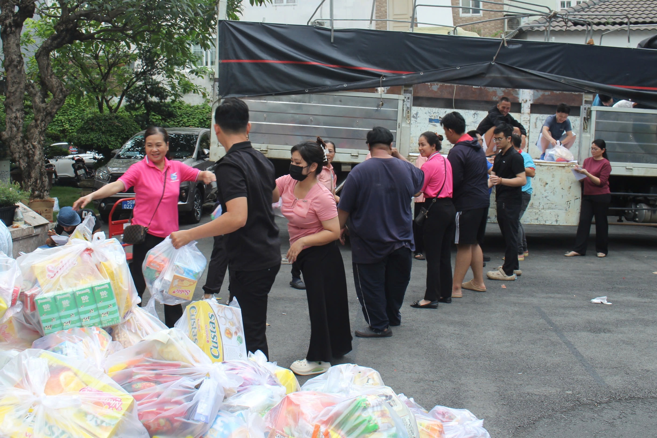 TP.HCM: Hàng cứu trợ dồn dập đổ về ga metro, xuyên đêm chuyển ra miền Trung - Ảnh 3.