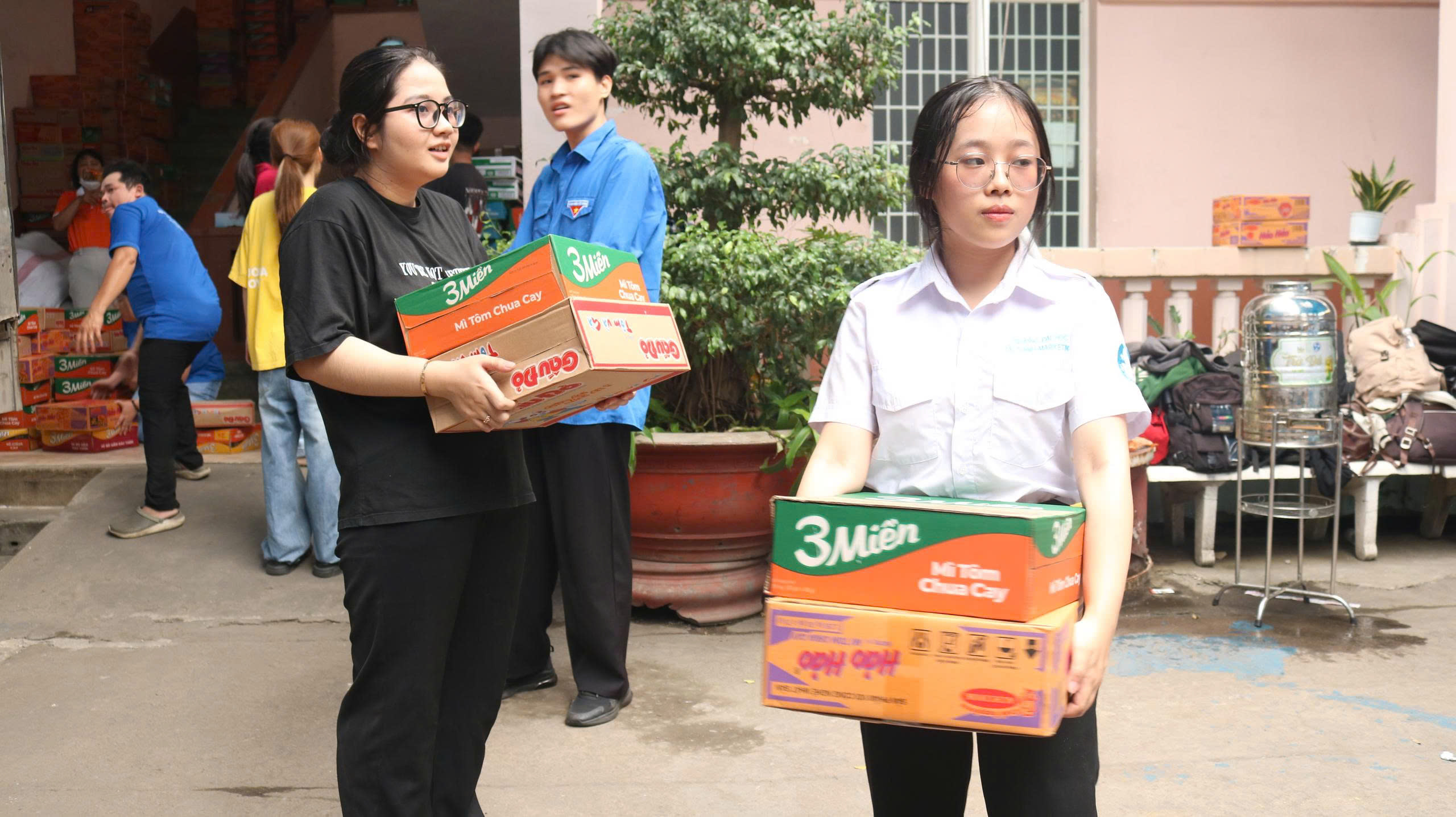 TP.HCM: Hàng cứu trợ dồn dập đổ về ga metro, xuyên đêm chuyển ra miền Trung - Ảnh 14.