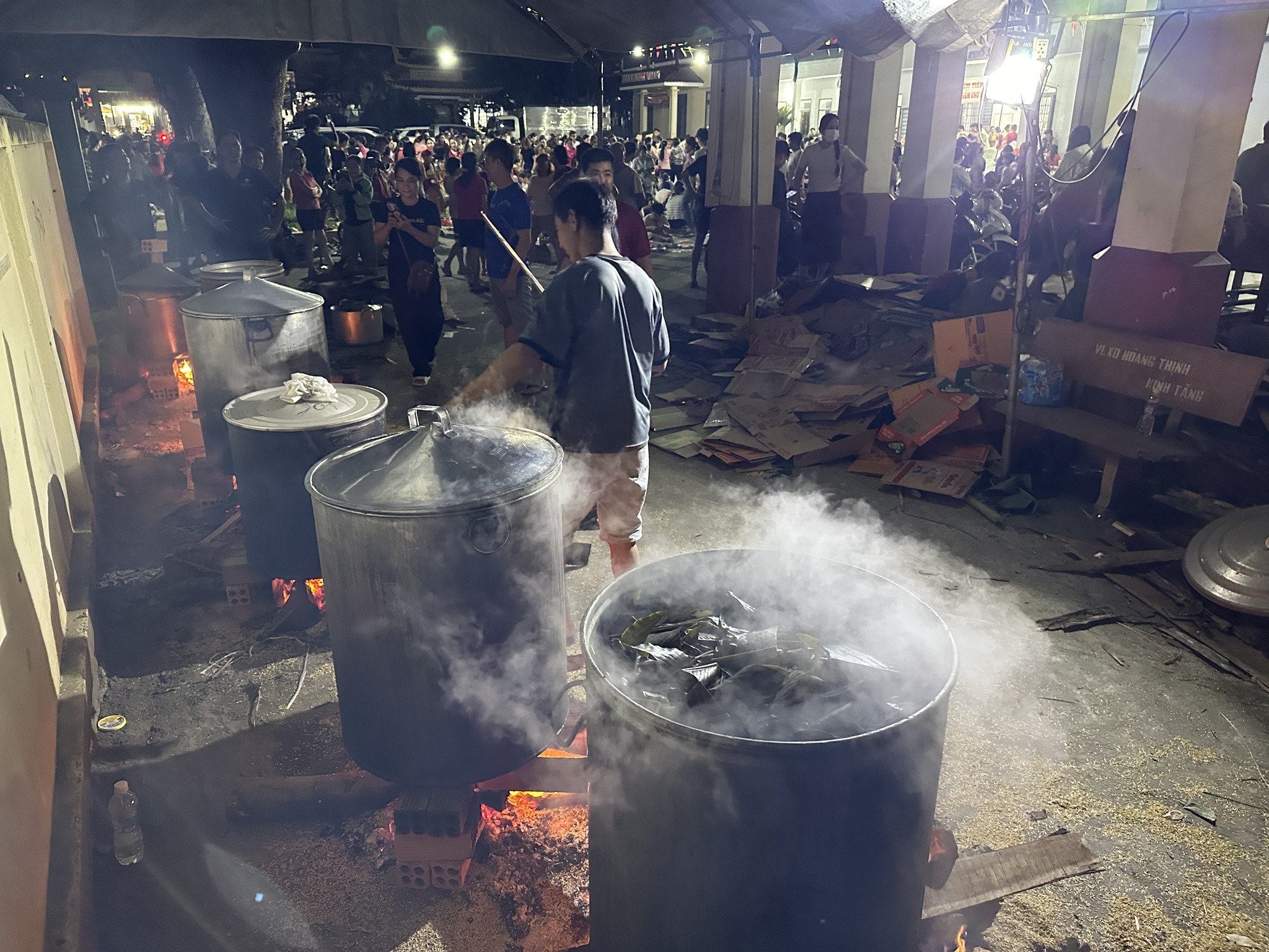 Đỏ lửa xuyên đêm gói bánh chưng từ 1,8 tấn nếp, 400 kg thịt tặng vùng lũ- Ảnh 6. Đỏ lửa xuyên đêm gói bánh chưng từ 1,8 tấn nếp, 400 kg thịt tặng vùng lũ- Ảnh 6.