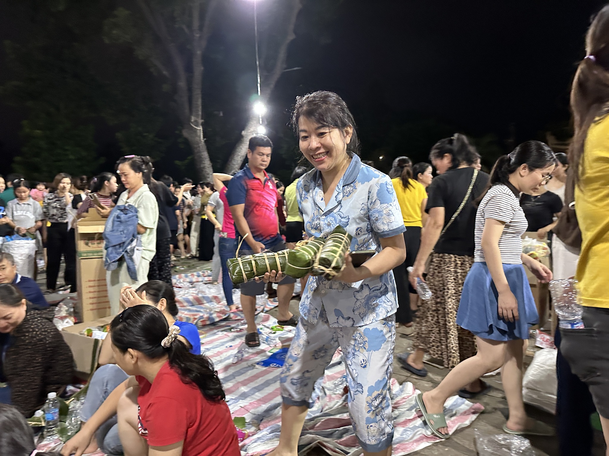 Đỏ lửa xuyên đêm gói bánh chưng từ 1,8 tấn nếp, 400 kg thịt tặng vùng lũ- Ảnh 8. Đỏ lửa xuyên đêm gói bánh chưng từ 1,8 tấn nếp, 400 kg thịt tặng vùng lũ- Ảnh 8.