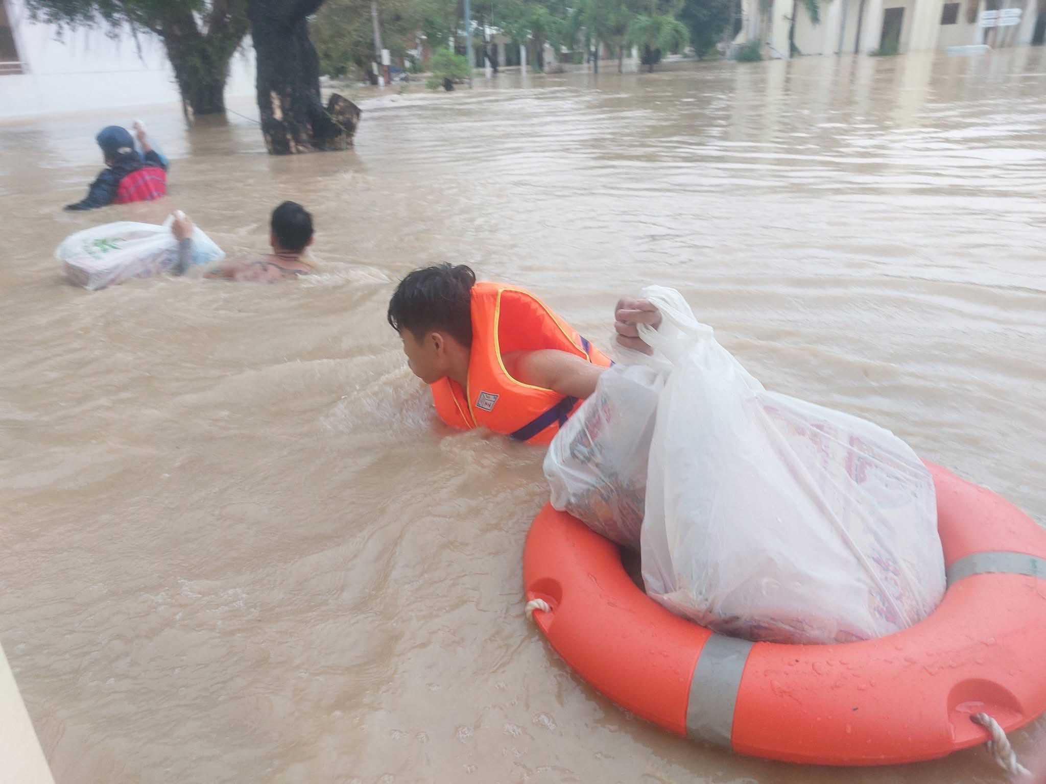Lời kể thầy hiệu trưởng cùng giáo viên bơi trong lũ, cứu trợ 500 học trò - Ảnh 2.