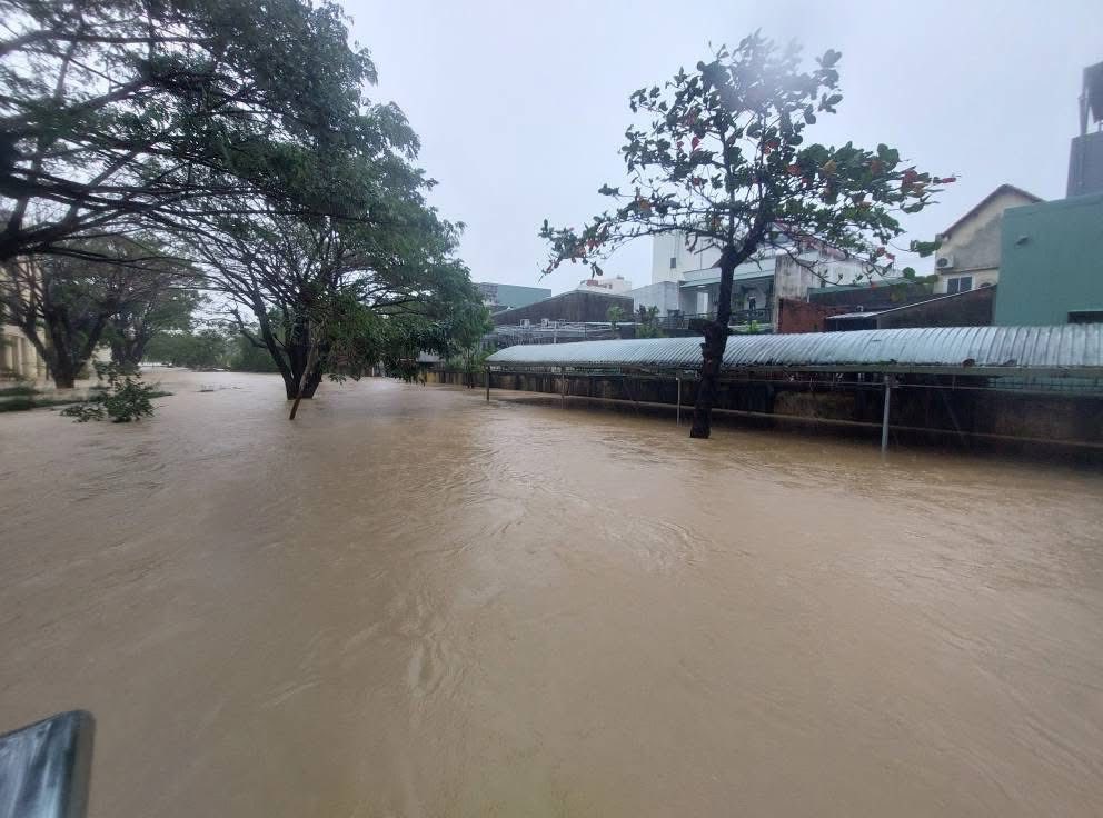 Lời kể thầy hiệu trưởng cùng giáo viên bơi trong lũ, cứu trợ 500 học trò - Ảnh 6.