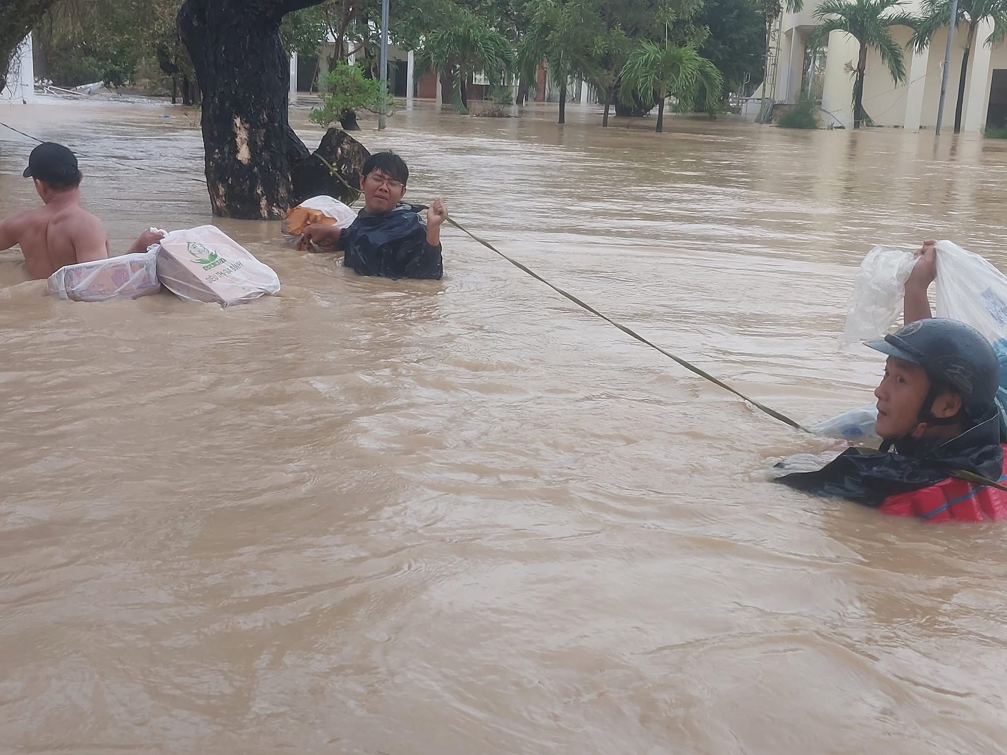 Lời kể thầy hiệu trưởng cùng giáo viên bơi trong lũ, cứu trợ 500 học trò - Ảnh 1.