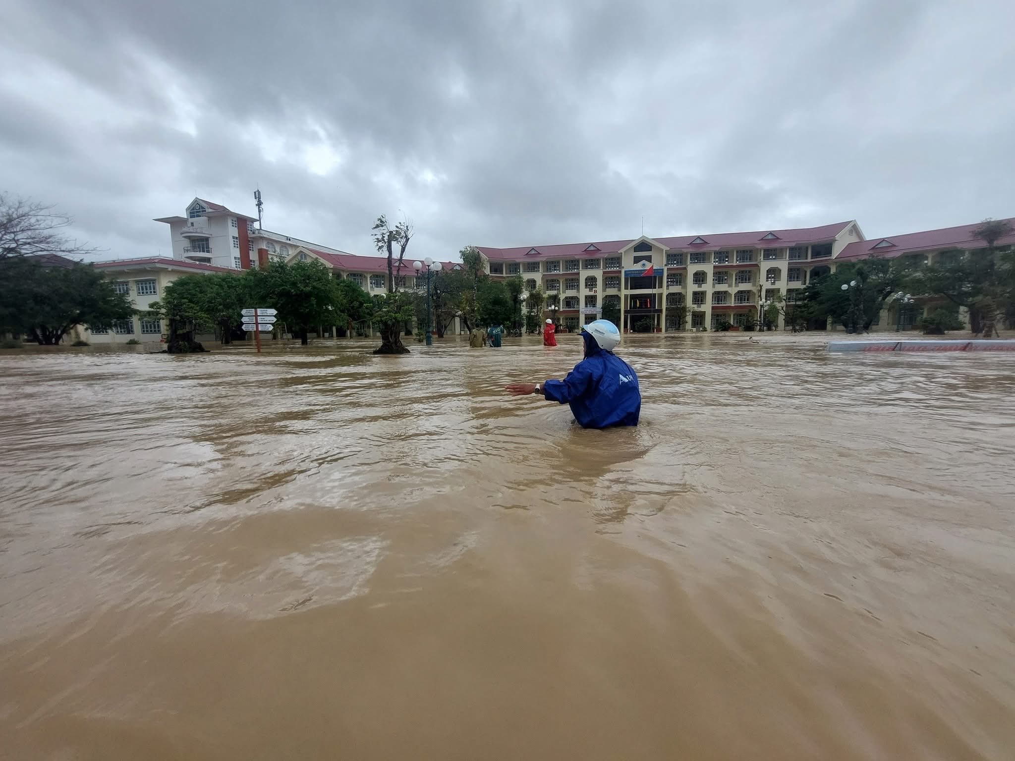 Lời kể thầy hiệu trưởng cùng giáo viên bơi trong lũ, cứu trợ 500 học trò - Ảnh 3.