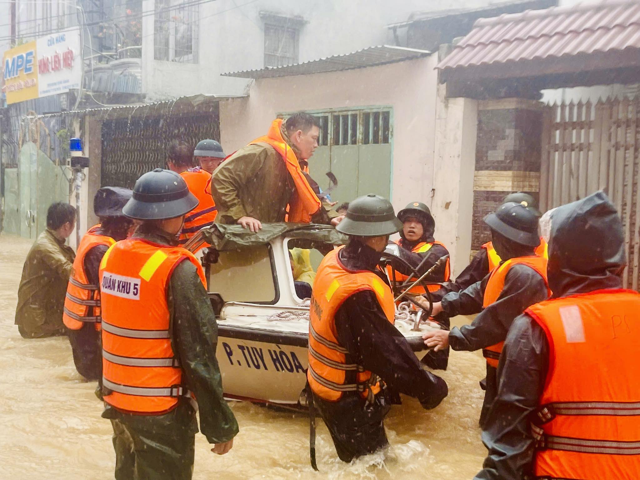 Thanh niên lao vào vùng lũ: Đuối sức vẫn không muốn nghỉ vì người dân đang chờ - Ảnh 3.