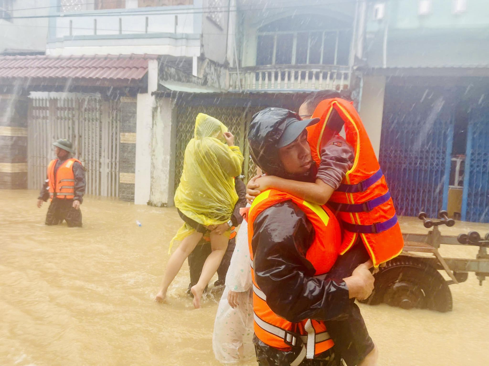 Thanh niên lao vào vùng lũ: Đuối sức vẫn không muốn nghỉ vì người dân đang chờ - Ảnh 1.