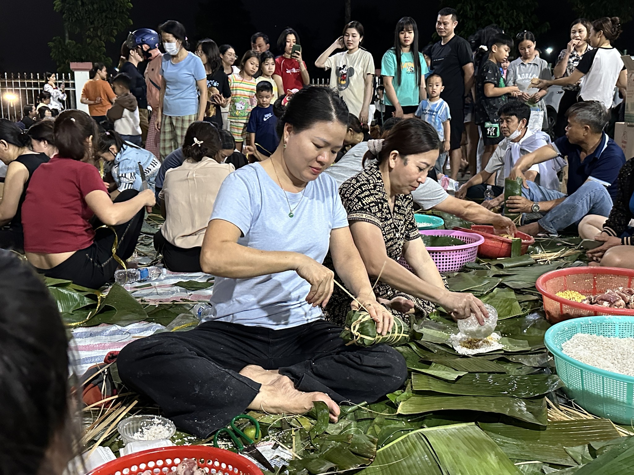 Đỏ lửa xuyên đêm gói bánh chưng từ 1,8 tấn nếp, 400 kg thịt tặng vùng lũ- Ảnh 9. Đỏ lửa xuyên đêm gói bánh chưng từ 1,8 tấn nếp, 400 kg thịt tặng vùng lũ- Ảnh 9.