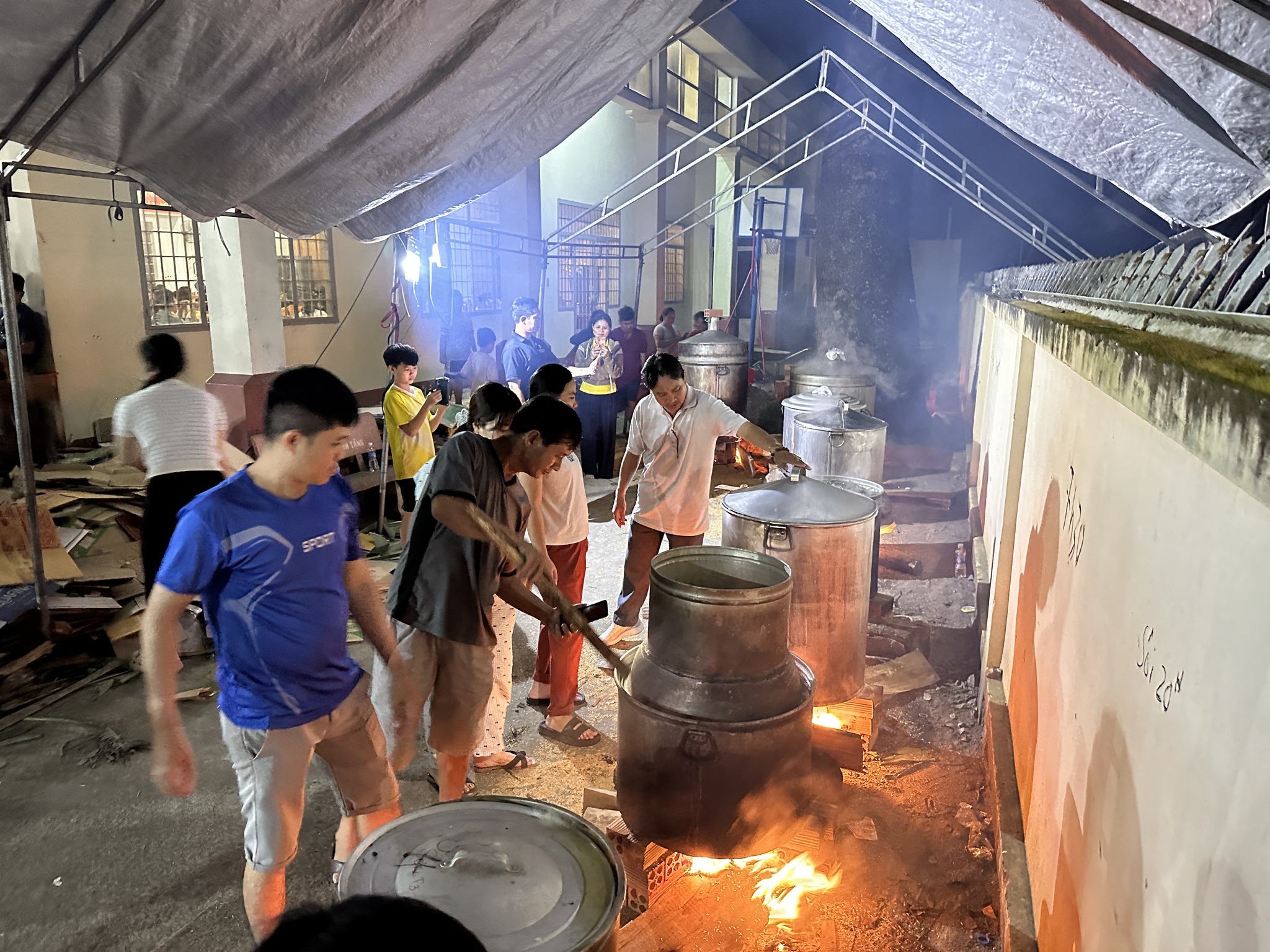 Đỏ lửa xuyên đêm gói bánh chưng từ 1,8 tấn nếp, 400 kg thịt tặng vùng lũ- Ảnh 4. Đỏ lửa xuyên đêm gói bánh chưng từ 1,8 tấn nếp, 400 kg thịt tặng vùng lũ- Ảnh 4.