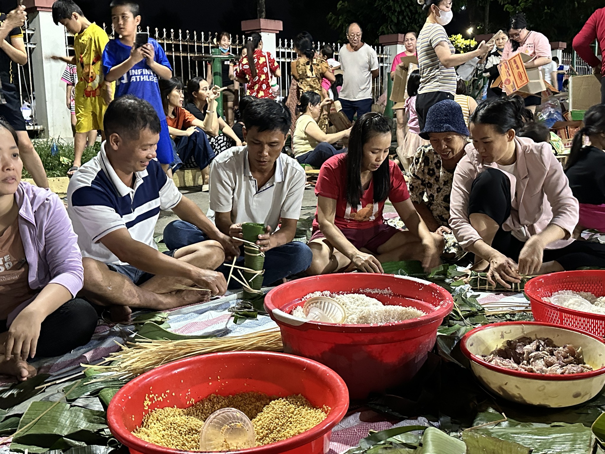 Đỏ lửa xuyên đêm gói bánh chưng từ 1,8 tấn nếp, 400 kg thịt tặng vùng lũ- Ảnh 1. Đỏ lửa xuyên đêm gói bánh chưng từ 1,8 tấn nếp, 400 kg thịt tặng vùng lũ- Ảnh 1.