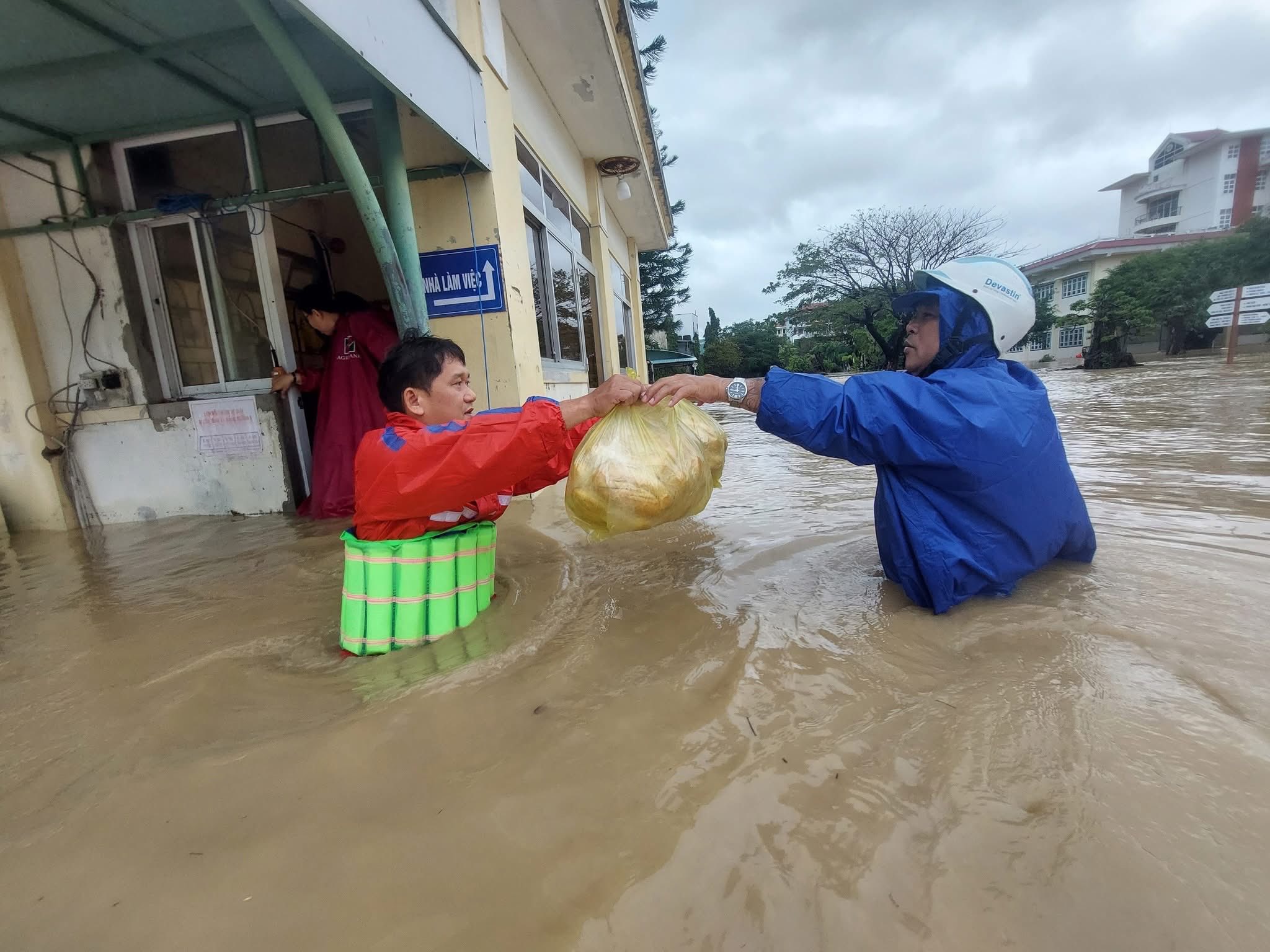 Lời kể thầy hiệu trưởng cùng giáo viên bơi trong lũ, cứu trợ 500 học trò - Ảnh 9.