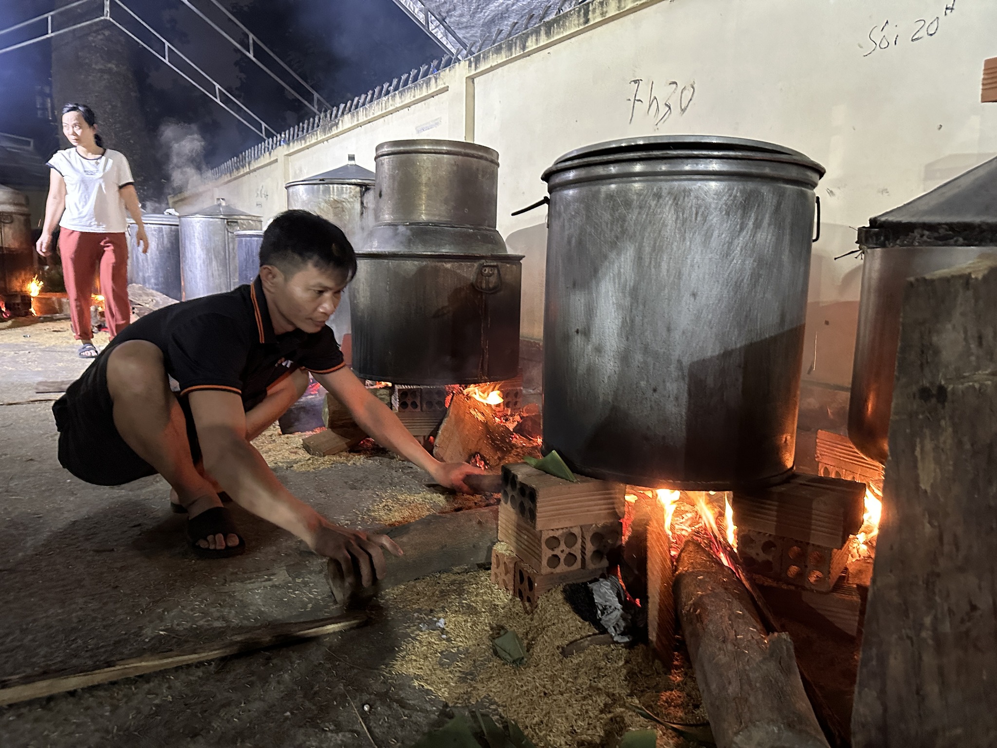 Đỏ lửa xuyên đêm gói bánh chưng từ 1,8 tấn nếp, 400 kg thịt tặng vùng lũ- Ảnh 7. Đỏ lửa xuyên đêm gói bánh chưng từ 1,8 tấn nếp, 400 kg thịt tặng vùng lũ- Ảnh 7.