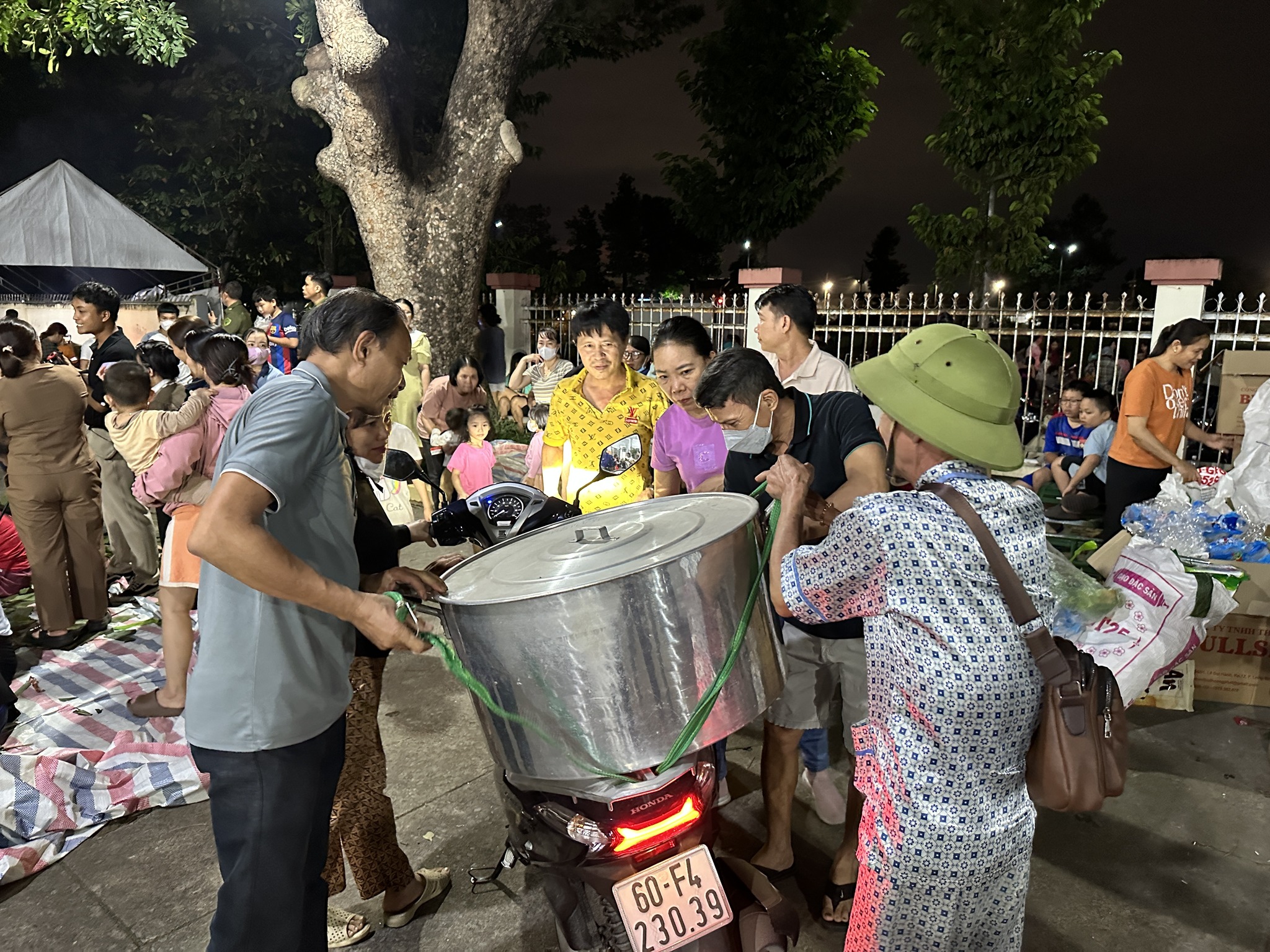 Đỏ lửa xuyên đêm gói bánh chưng từ 1,8 tấn nếp, 400 kg thịt tặng vùng lũ- Ảnh 5. Đỏ lửa xuyên đêm gói bánh chưng từ 1,8 tấn nếp, 400 kg thịt tặng vùng lũ- Ảnh 5.