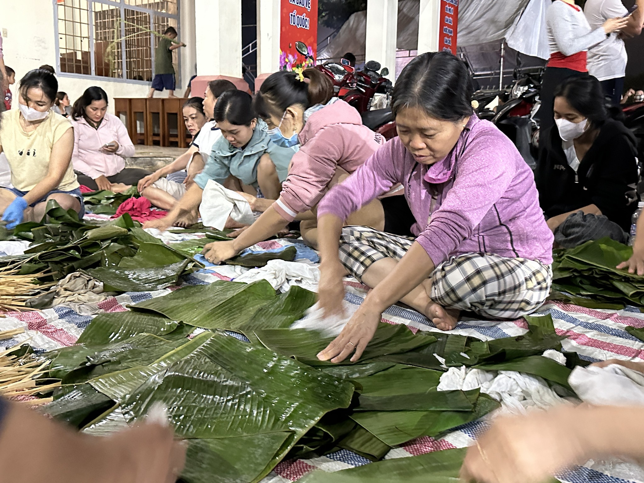 Đỏ lửa xuyên đêm gói bánh chưng từ 1,8 tấn nếp, 400 kg thịt tặng vùng lũ- Ảnh 3. Đỏ lửa xuyên đêm gói bánh chưng từ 1,8 tấn nếp, 400 kg thịt tặng vùng lũ- Ảnh 3.