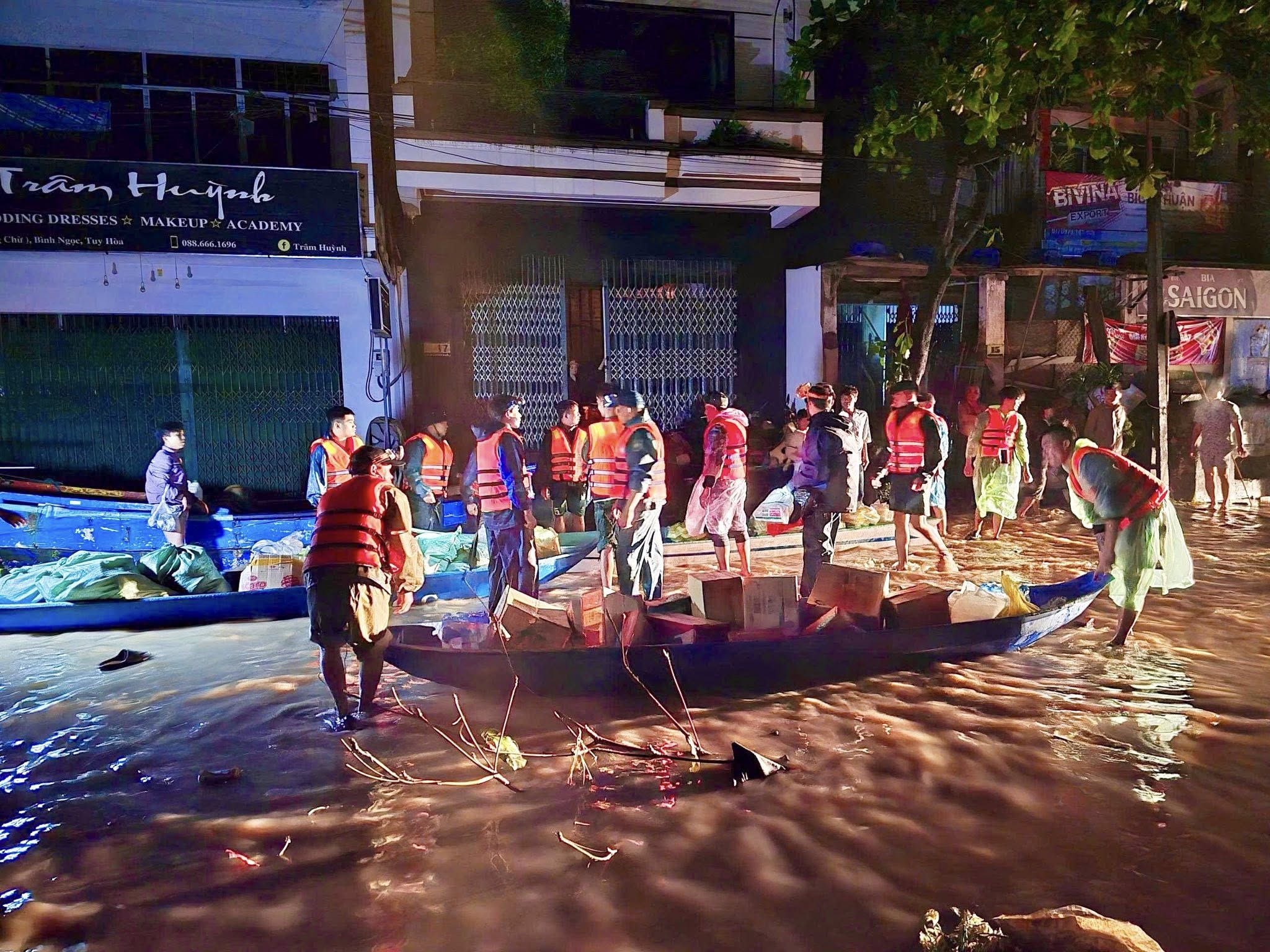 Thanh niên lao vào vùng lũ: Đuối sức vẫn không muốn nghỉ vì người dân đang chờ - Ảnh 4.