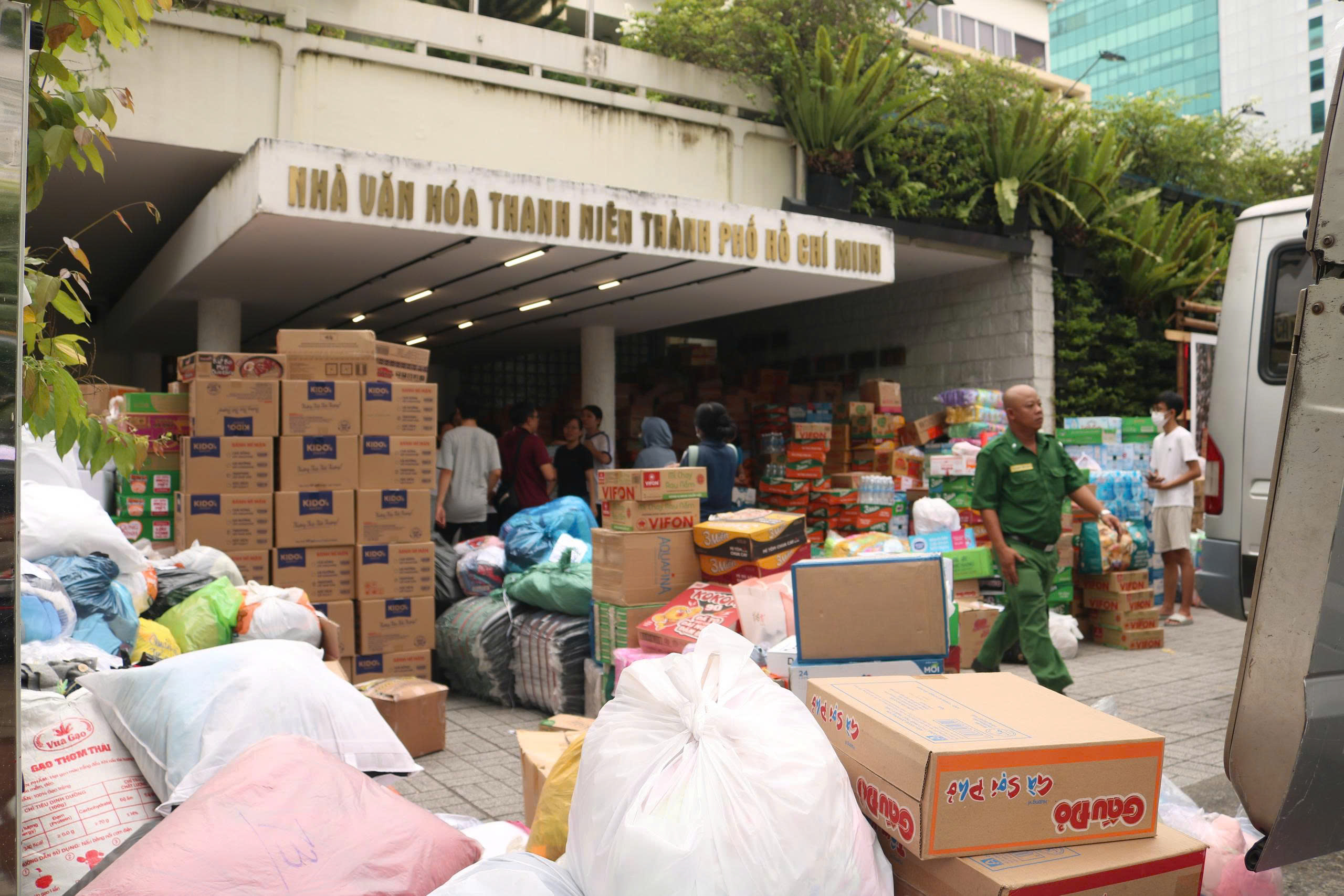 TP.HCM: Hàng cứu trợ dồn dập đổ về ga metro, xuyên đêm chuyển ra miền Trung - Ảnh 1.