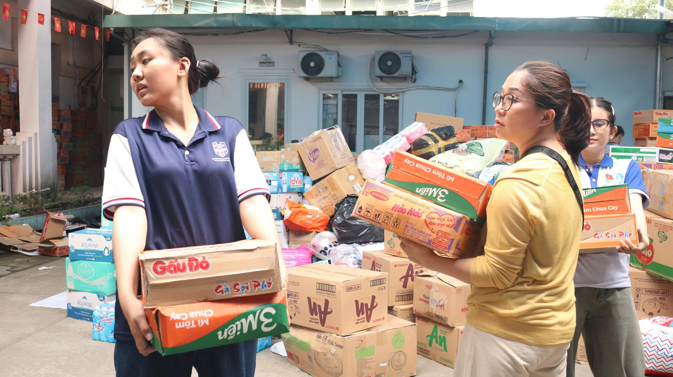 TP.HCM: Hàng cứu trợ dồn dập đổ về ga metro, xuyên đêm chuyển ra miền Trung - Ảnh 12.