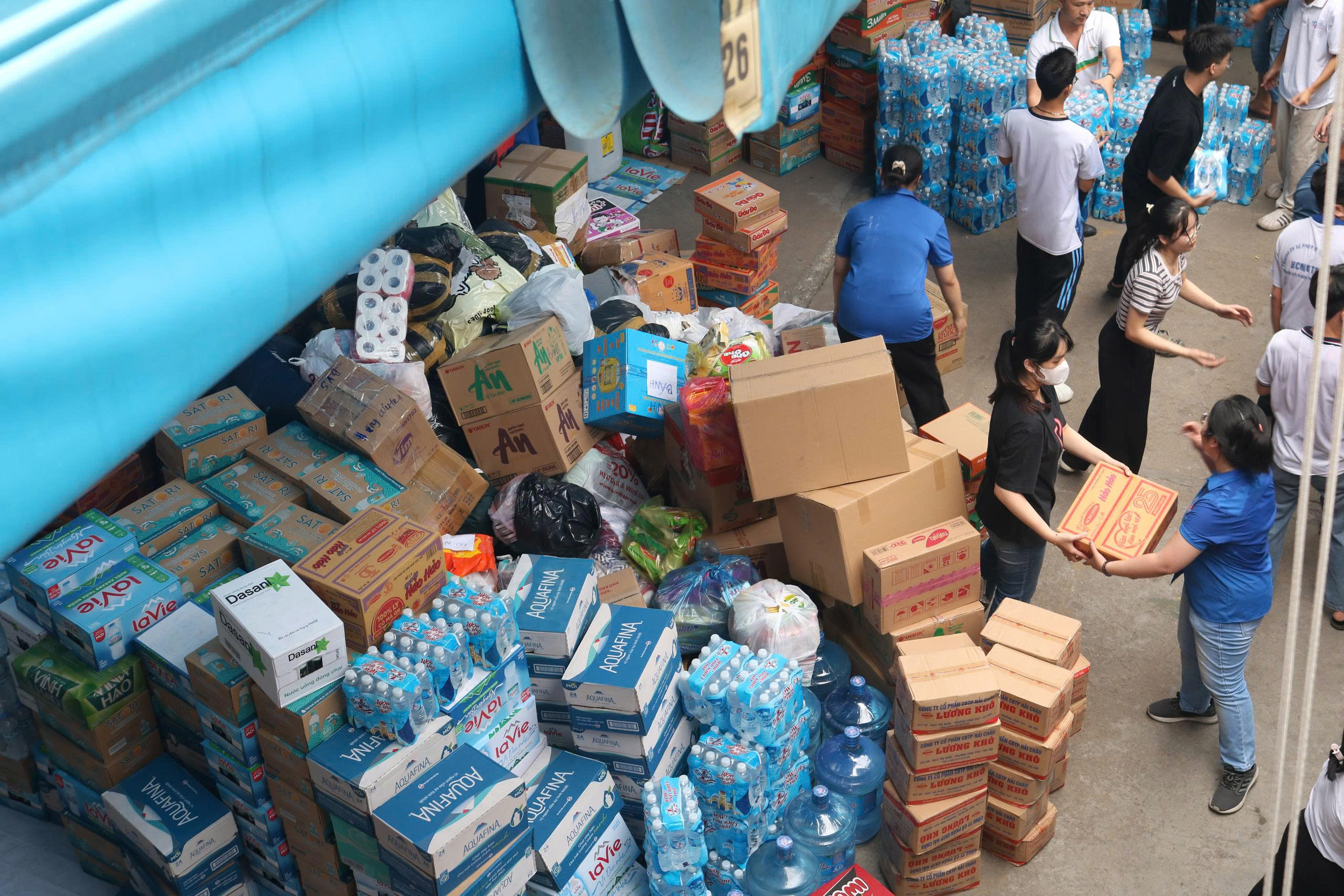 TP.HCM: Hàng cứu trợ dồn dập đổ về ga metro, xuyên đêm chuyển ra miền Trung - Ảnh 9.