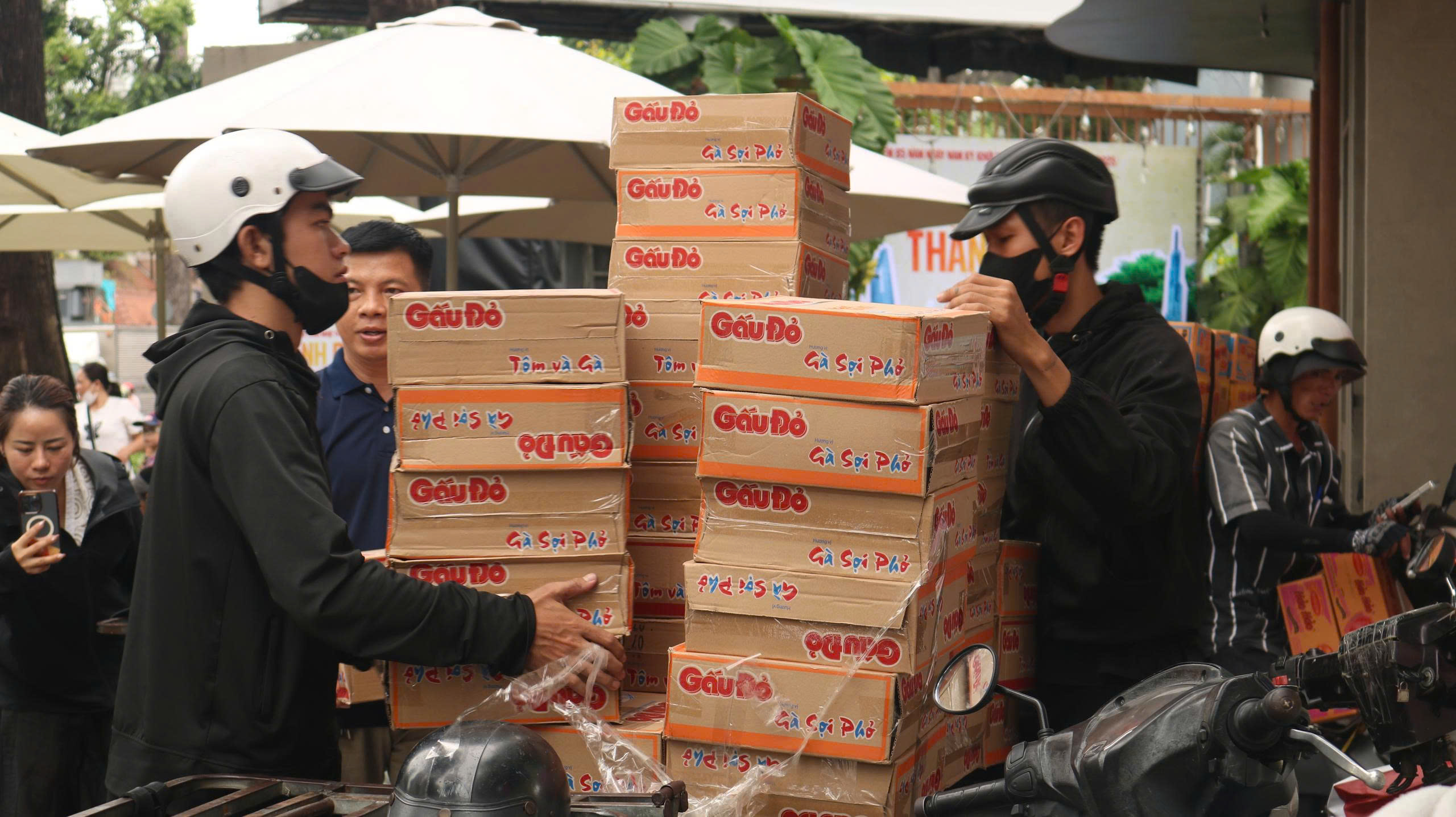 TP.HCM: Hàng cứu trợ dồn dập đổ về ga metro, xuyên đêm chuyển ra miền Trung - Ảnh 6.