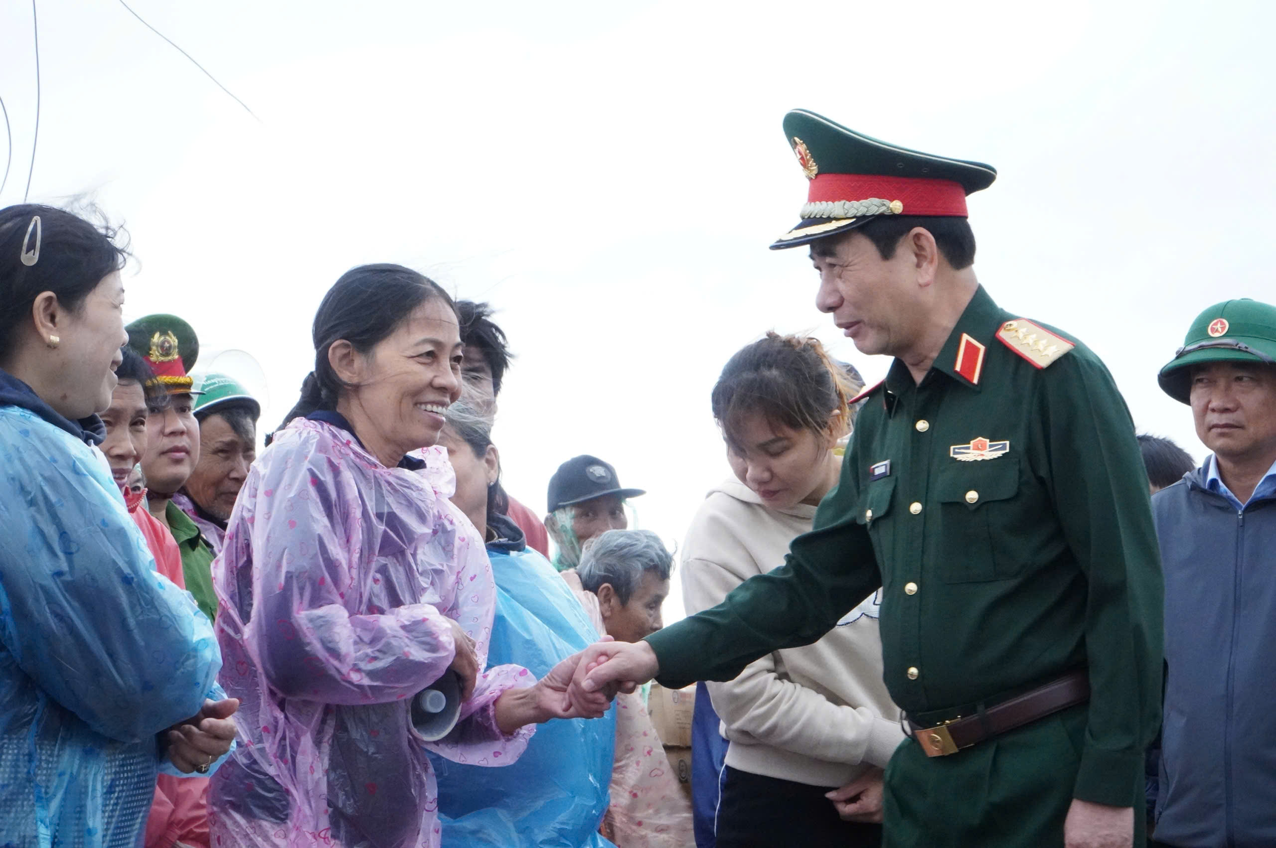 Đại tướng Phan Văn Giang thăm vùng lũ Gia Lai: 'Chúng ta cùng nhau khôi phục lại'- Ảnh 1. Đại tướng Phan Văn Giang thăm vùng lũ Gia Lai: 'Chúng ta cùng nhau khôi phục lại'- Ảnh 1.