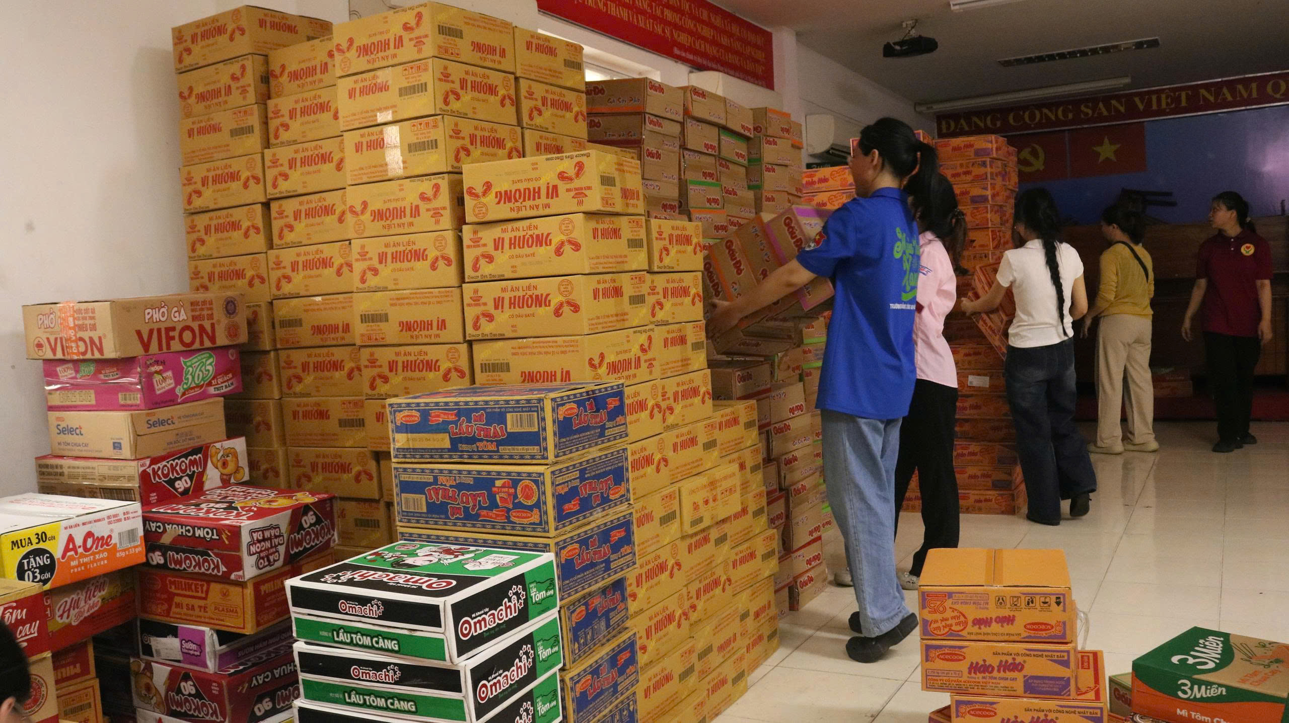 TP.HCM: Hàng cứu trợ dồn dập đổ về ga metro, xuyên đêm chuyển ra miền Trung - Ảnh 8.