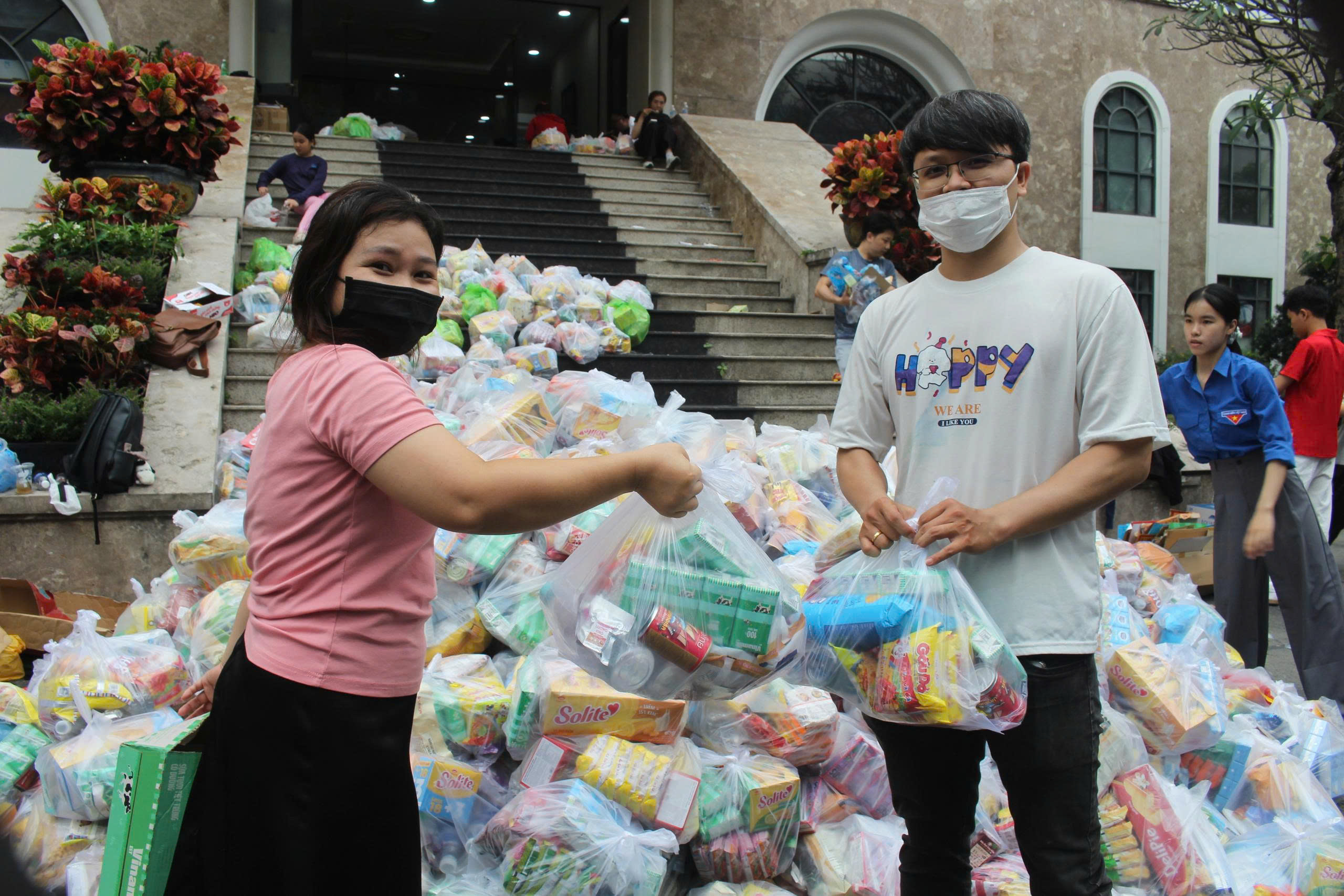 TP.HCM: Hàng cứu trợ dồn dập đổ về ga metro, xuyên đêm chuyển ra miền Trung - Ảnh 13.