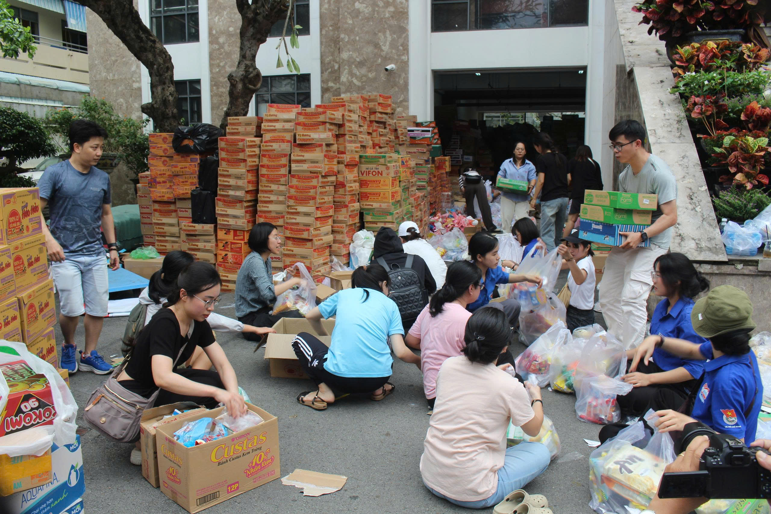 TP.HCM: Hàng cứu trợ dồn dập đổ về ga metro, xuyên đêm chuyển ra miền Trung - Ảnh 2.