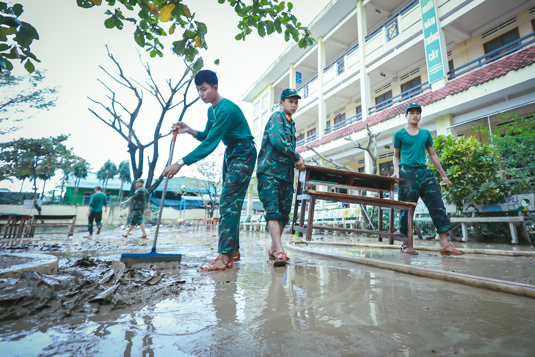 La División 2 trabaja con Gia Lai para superar las consecuencias de las inundaciones - Foto 1. Sư đoàn 2 dốc sức cùng Gia Lai khắc phục hậu quả lũ lụt- Ảnh 1.