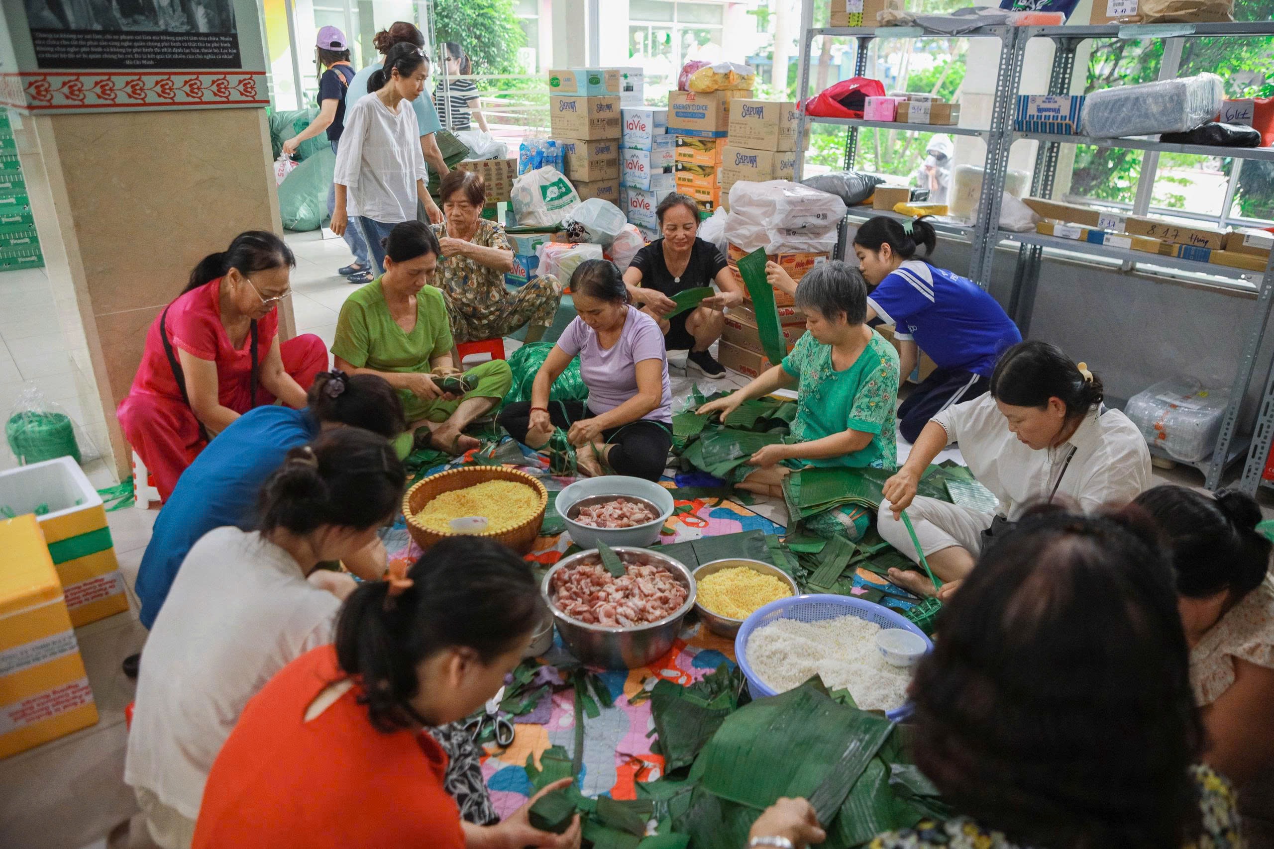 Tấm lòng người TP.HCM giúp vùng lũ: 'Nửa đêm đi gõ cửa các cửa hàng bán nếp'- Ảnh 1.