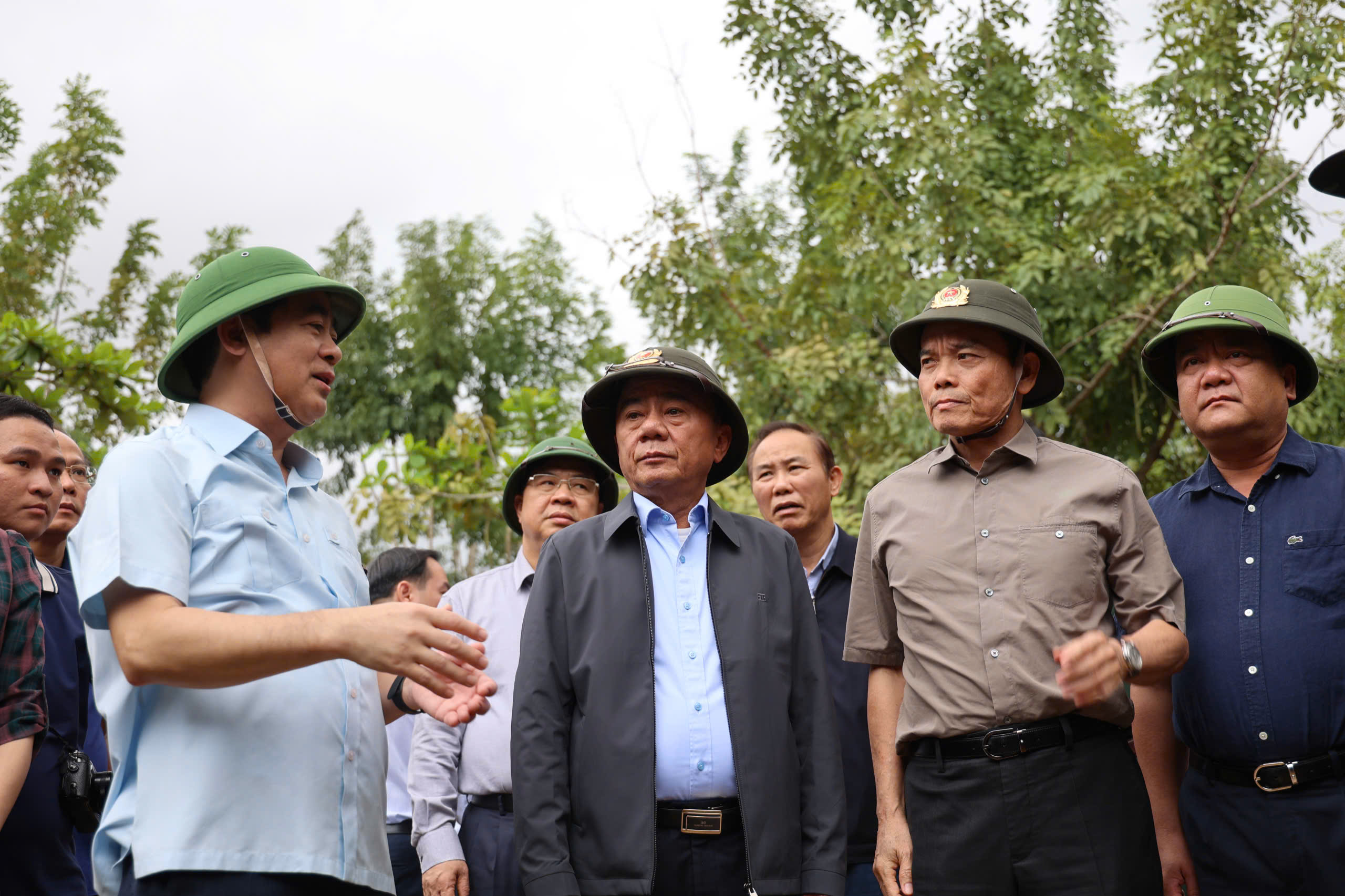 Đoàn công tác của Bộ Chính trị tặng quà người dân vùng ngập lụt Khánh Hòa- Ảnh 1.