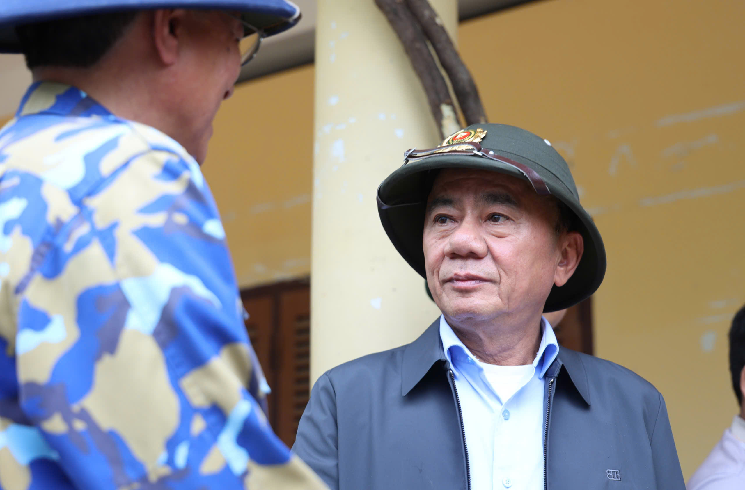 Đoàn công tác của Bộ Chính trị tặng quà người dân vùng ngập lụt Khánh Hòa- Ảnh 7.