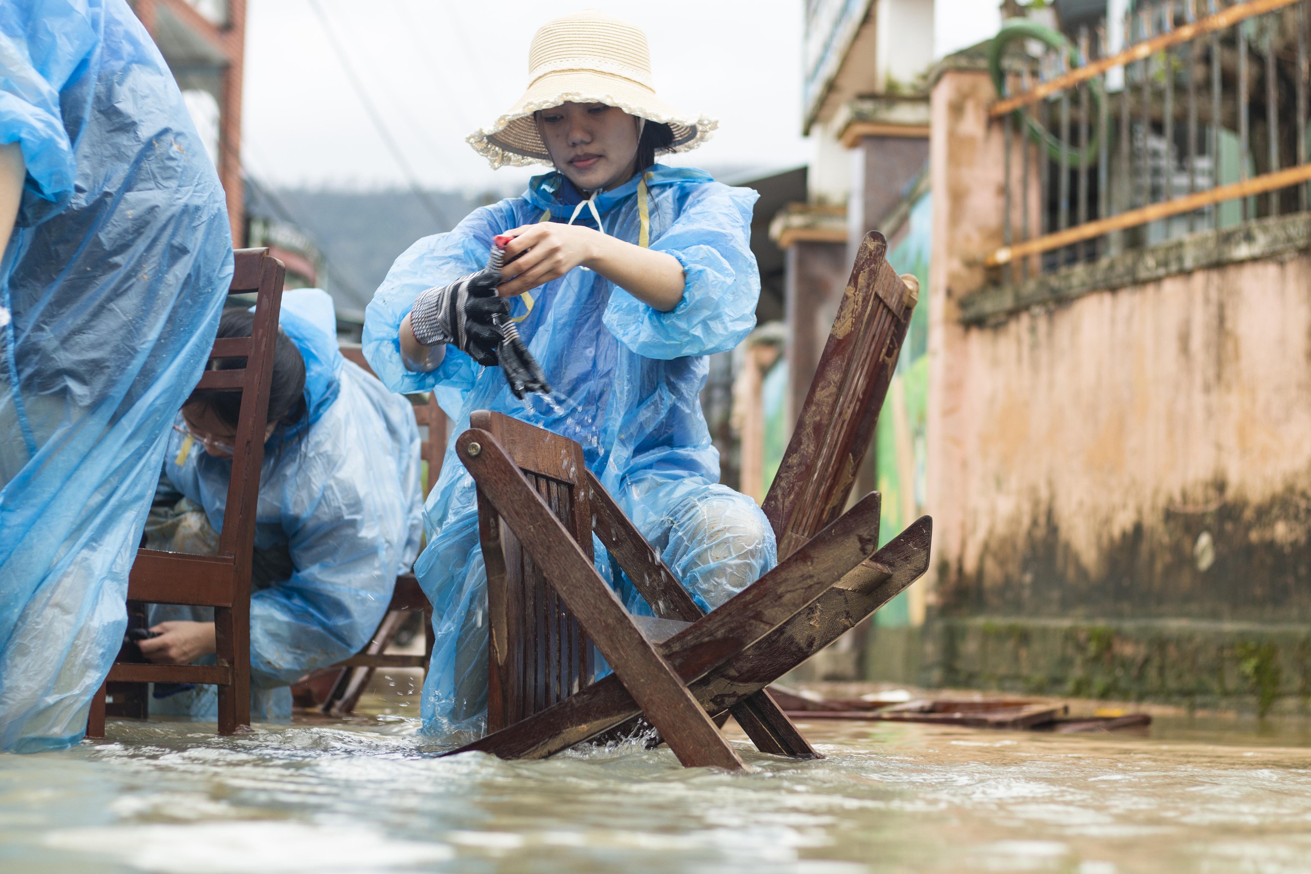 Đoàn viên đội mưa, ngâm nước lũ giúp dân dọn nhà cửa, quét bùn đất - Ảnh 2.