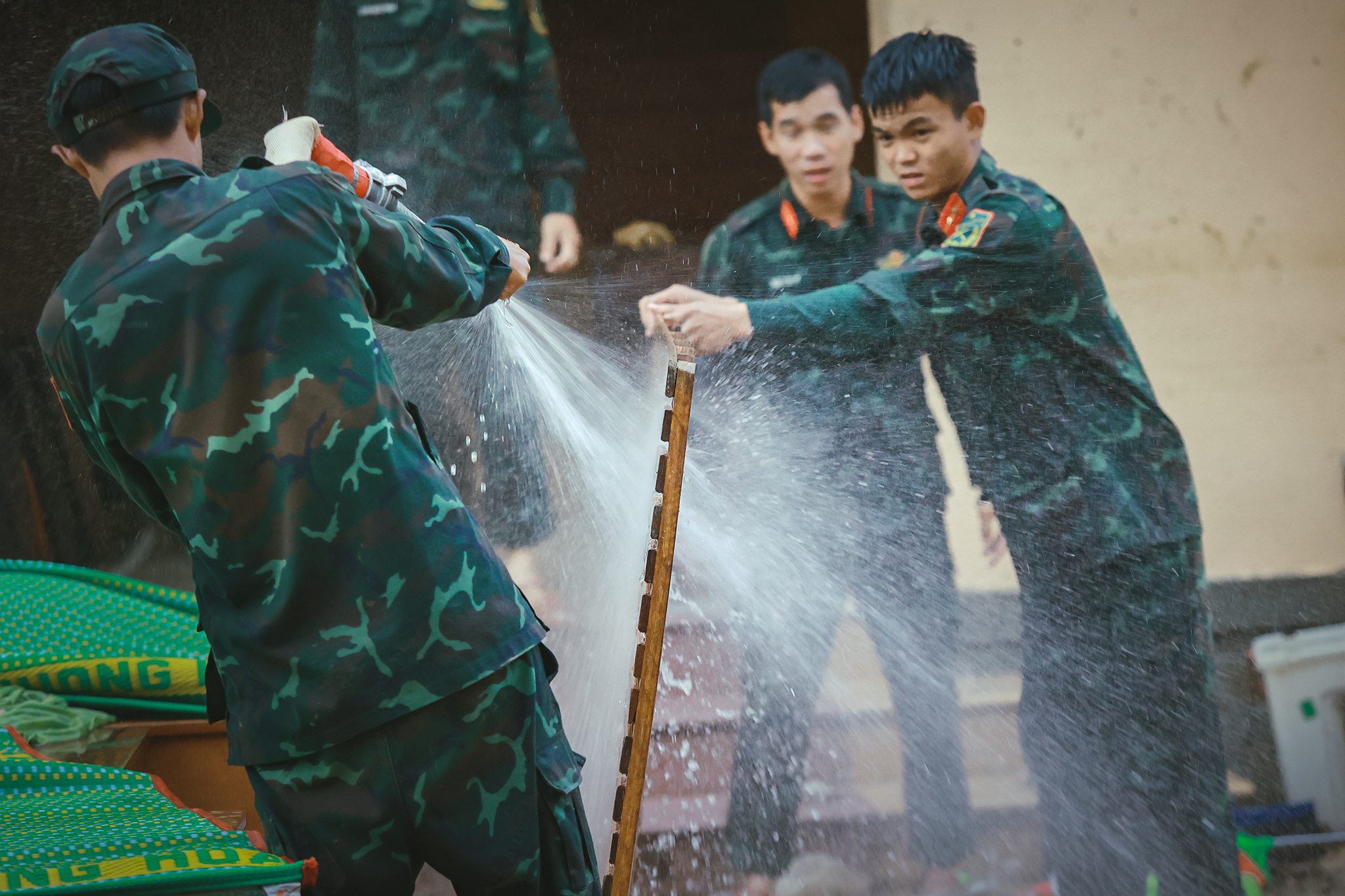 La División 2 trabaja con Gia Lai para superar las consecuencias de las inundaciones - Foto 2. Sư đoàn 2 dốc sức cùng Gia Lai khắc phục hậu quả lũ lụt- Ảnh 2.