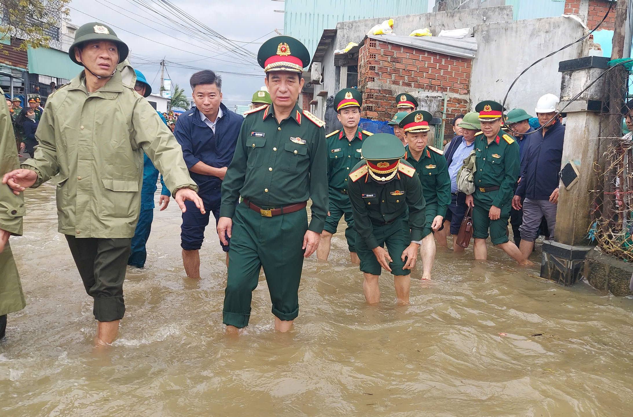 Các đoàn công tác của Bộ Chính trị, Ban Bí thư thăm bà con vùng ngập lụt- Ảnh 4. Các đoàn công tác của Bộ Chính trị, Ban Bí thư thăm bà con vùng ngập lụt- Ảnh 4.