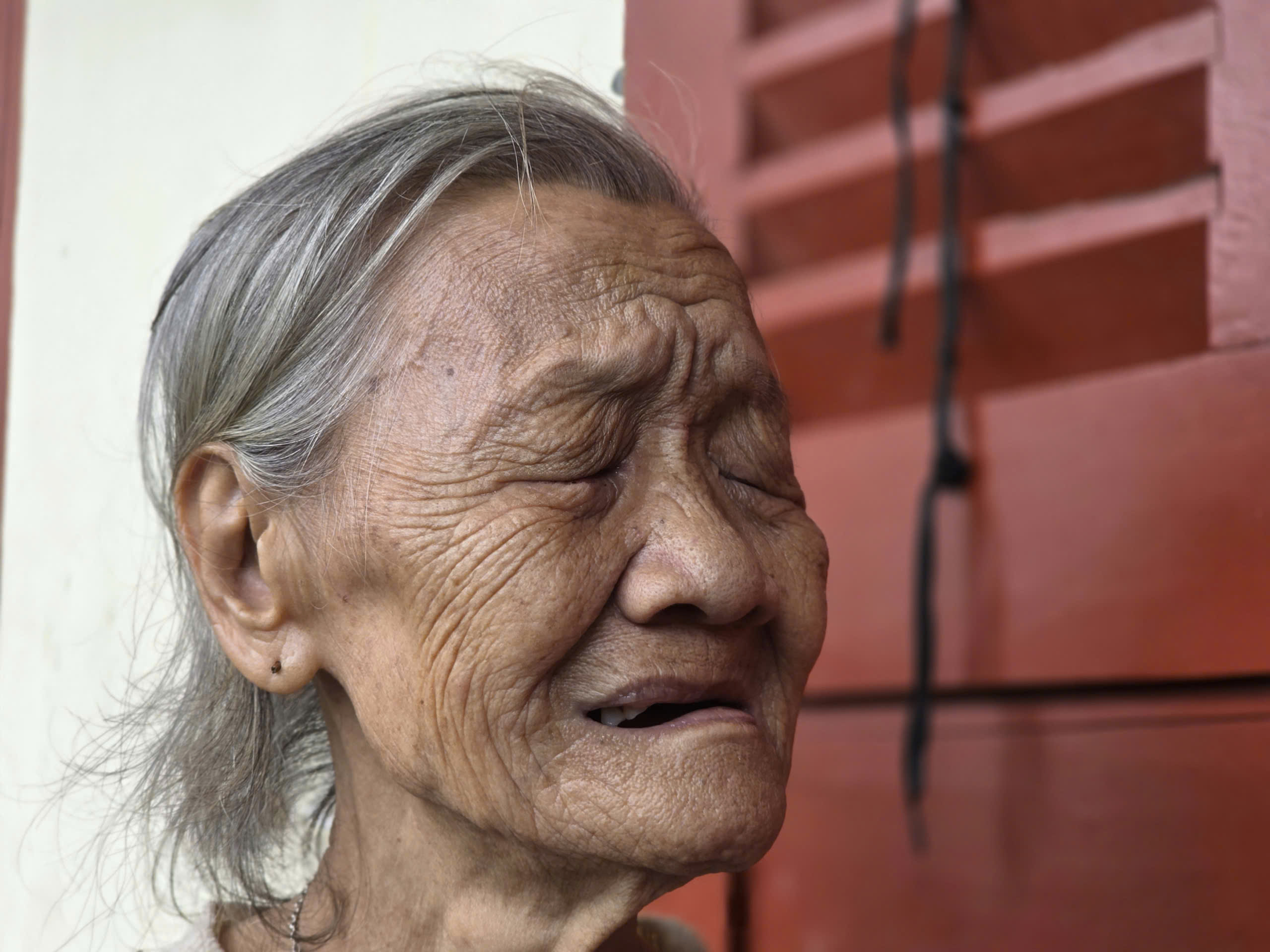 Đoàn công tác của Bộ Chính trị tặng quà người dân vùng ngập lụt Khánh Hòa- Ảnh 6.