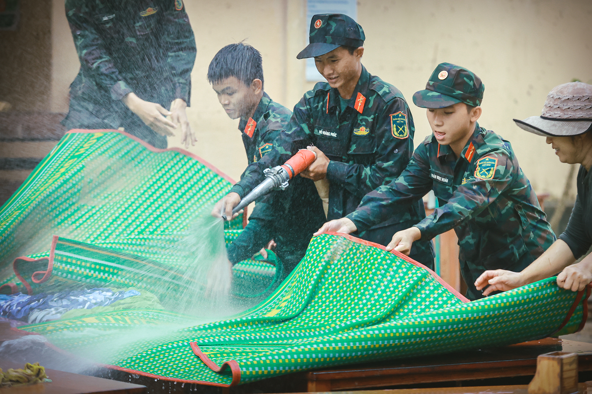 La División 2 trabaja con Gia Lai para superar las consecuencias de las inundaciones - Foto 3. Sư đoàn 2 dốc sức cùng Gia Lai khắc phục hậu quả lũ lụt- Ảnh 3.