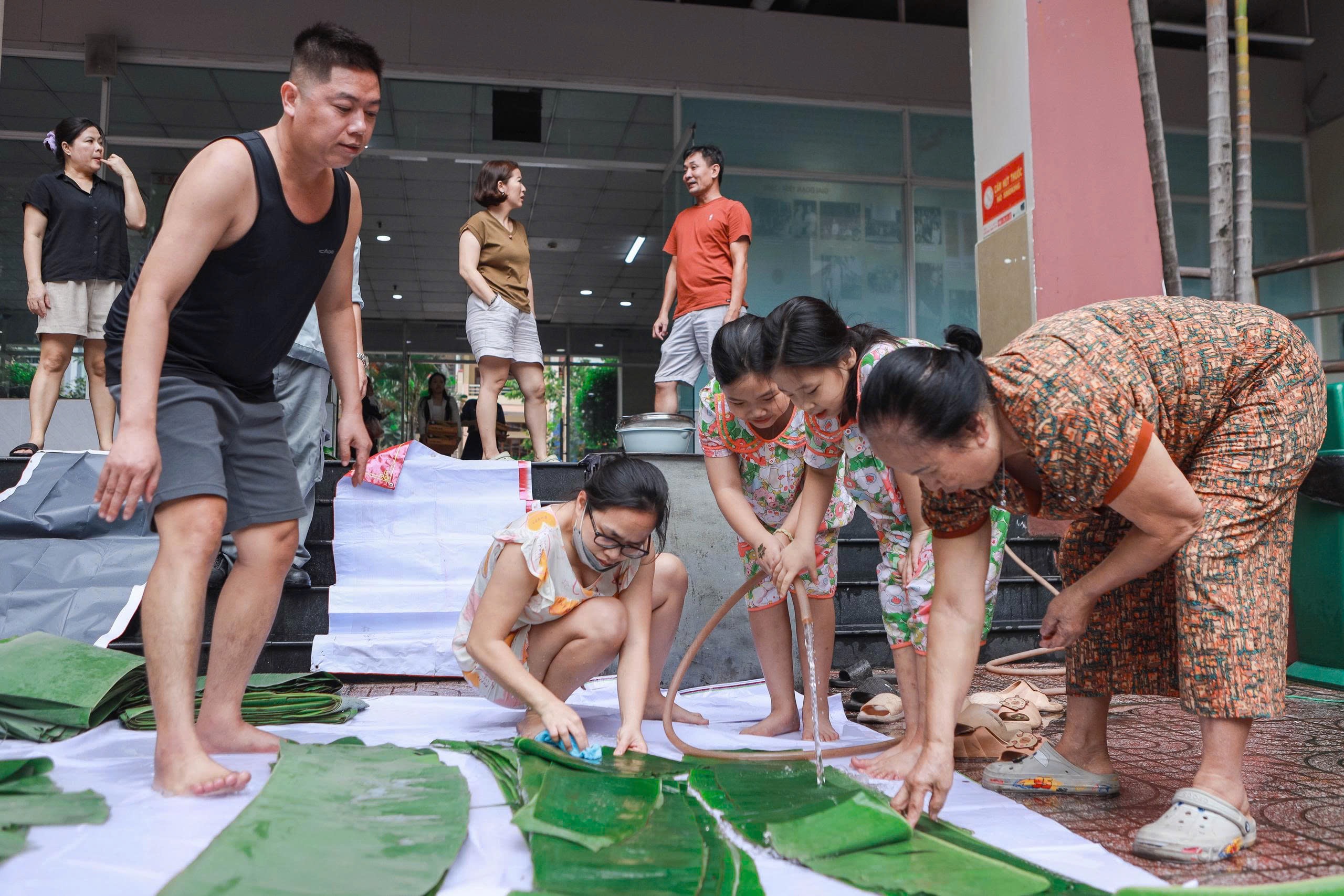 Tấm lòng người TP.HCM giúp vùng lũ: 'Nửa đêm đi gõ cửa các cửa hàng bán nếp'- Ảnh 3.