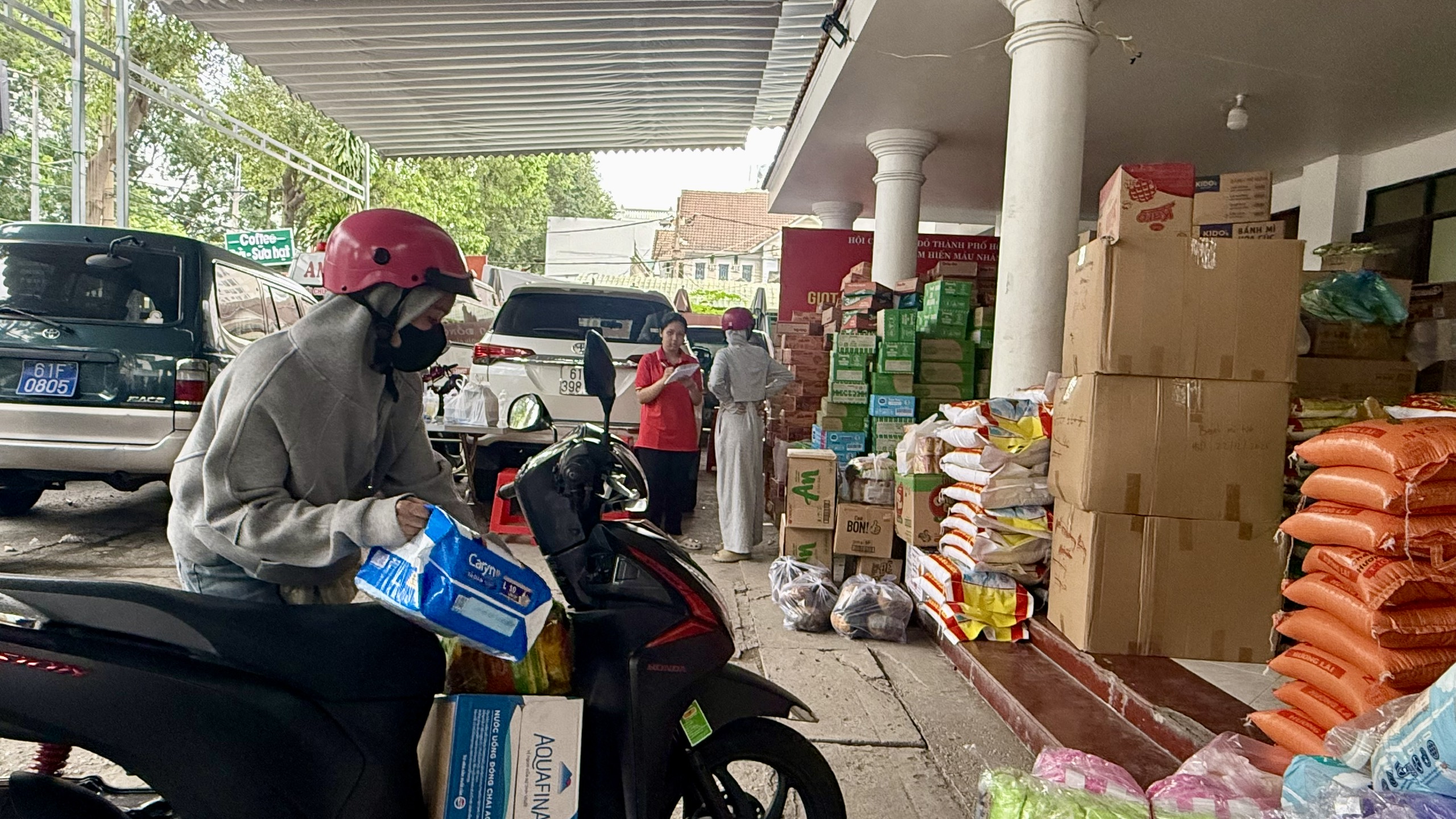 TP.HCM: Người dân Bình Dương cũ khẩn cấp cứu trợ đồng bào miền Trung - Ảnh 3.